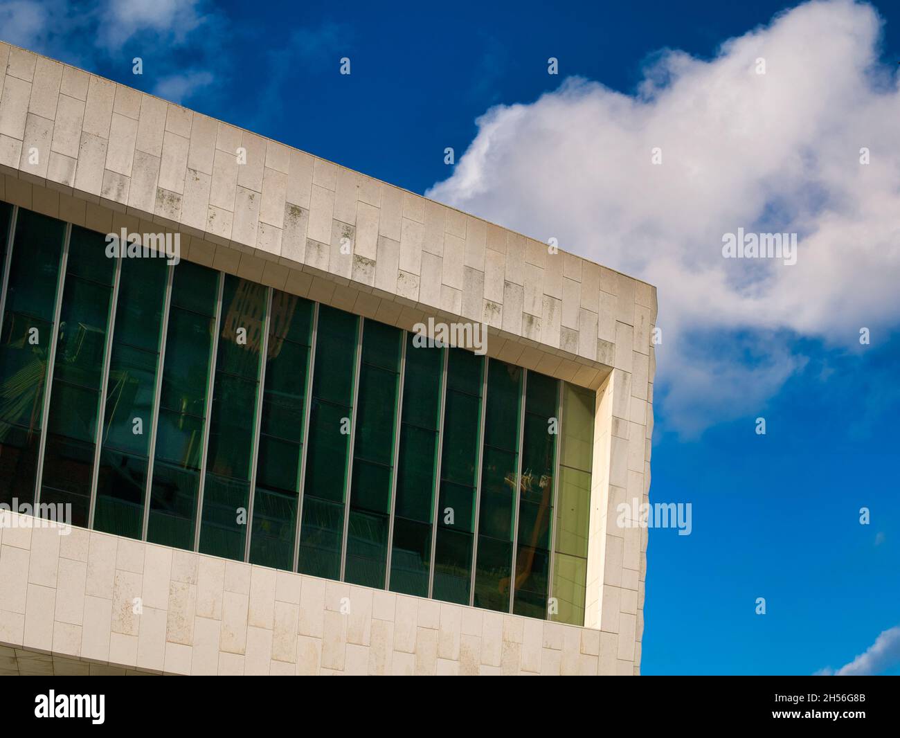 L'architettura moderna dell'edificio Museum of Liverpool che mostra vetro e il rivestimento di pietra calcarea Jura. In una giornata di sole con cielo blu e whit Foto Stock