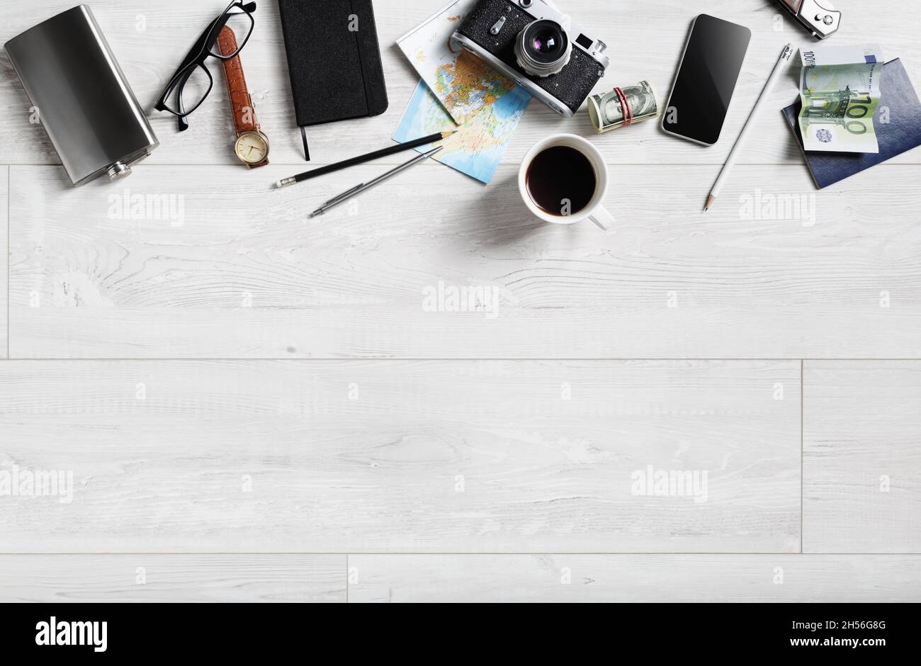 Informazioni generali sul concetto di viaggio. Vista dall'alto degli accessori per viaggiatori. Spazio di copia per il testo. Disposizione piatta. Foto Stock