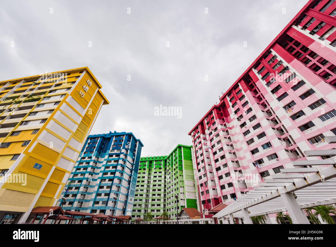 Singapore, 29 Dic 2015: Colorato appartamento punto di riferimento del Rochor Centre in programma di essere demolito per fare il posto per nuovi progetti di costruzione nel 2016. Foto Stock