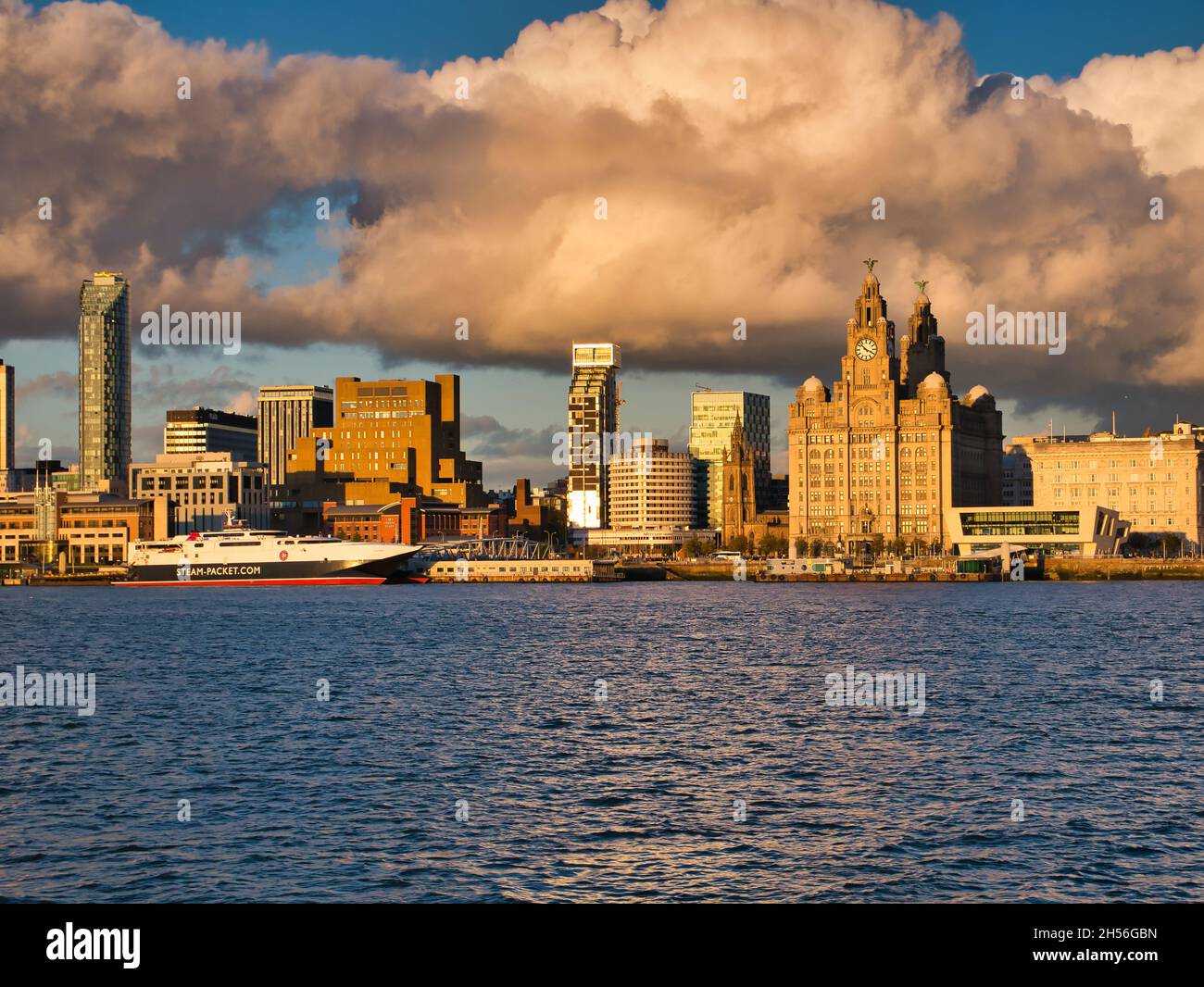 Il traghetto per l'Isola di Man ormeggiato sul lungomare storico di Liverpool, che include moderni blocchi di uffici, insieme al Royal Liver e al Cunard Building Foto Stock