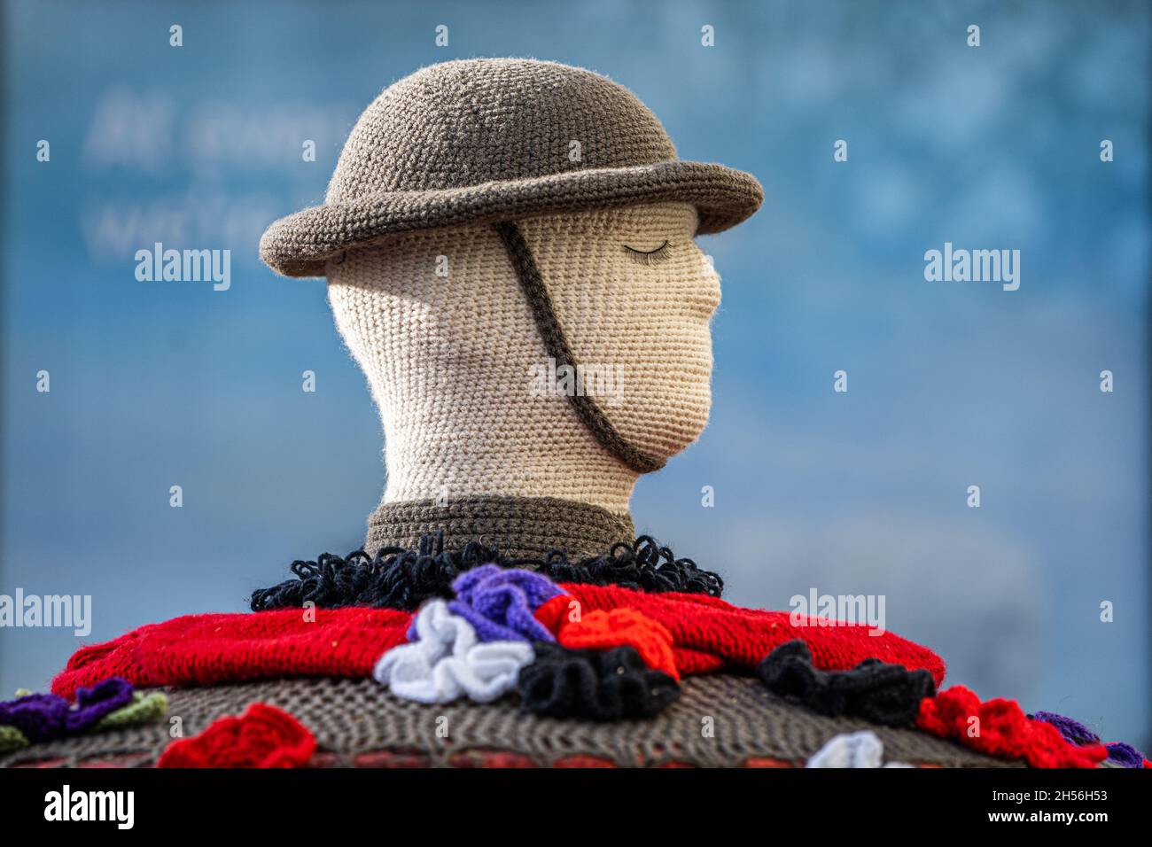 WIMBLEDON LONDRA, REGNO UNITO. 7 Nov 2021. Un busto di lana lavorato a maglia di un soldato della prima guerra mondiale su una casella postale circondata da papaveri è apparso nel villaggio di Wimbledon fatto da 'atti casuali di gentilezza crochet prima del giorno della memoria. Credit: amer Ghazzal/Alamy Live News Foto Stock