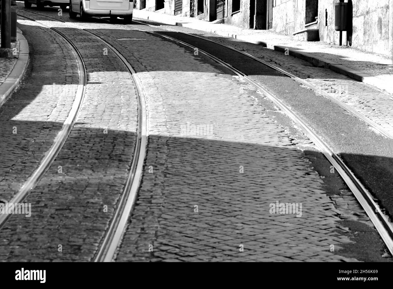 Binari del tram sulla strada acciottolata nella città vecchia. Nessuna gente Foto Stock
