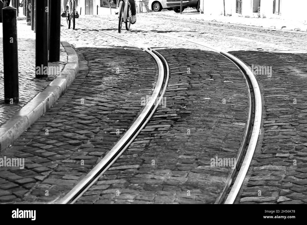 Binari del tram sulla strada acciottolata nella città vecchia. Nessuna gente Foto Stock