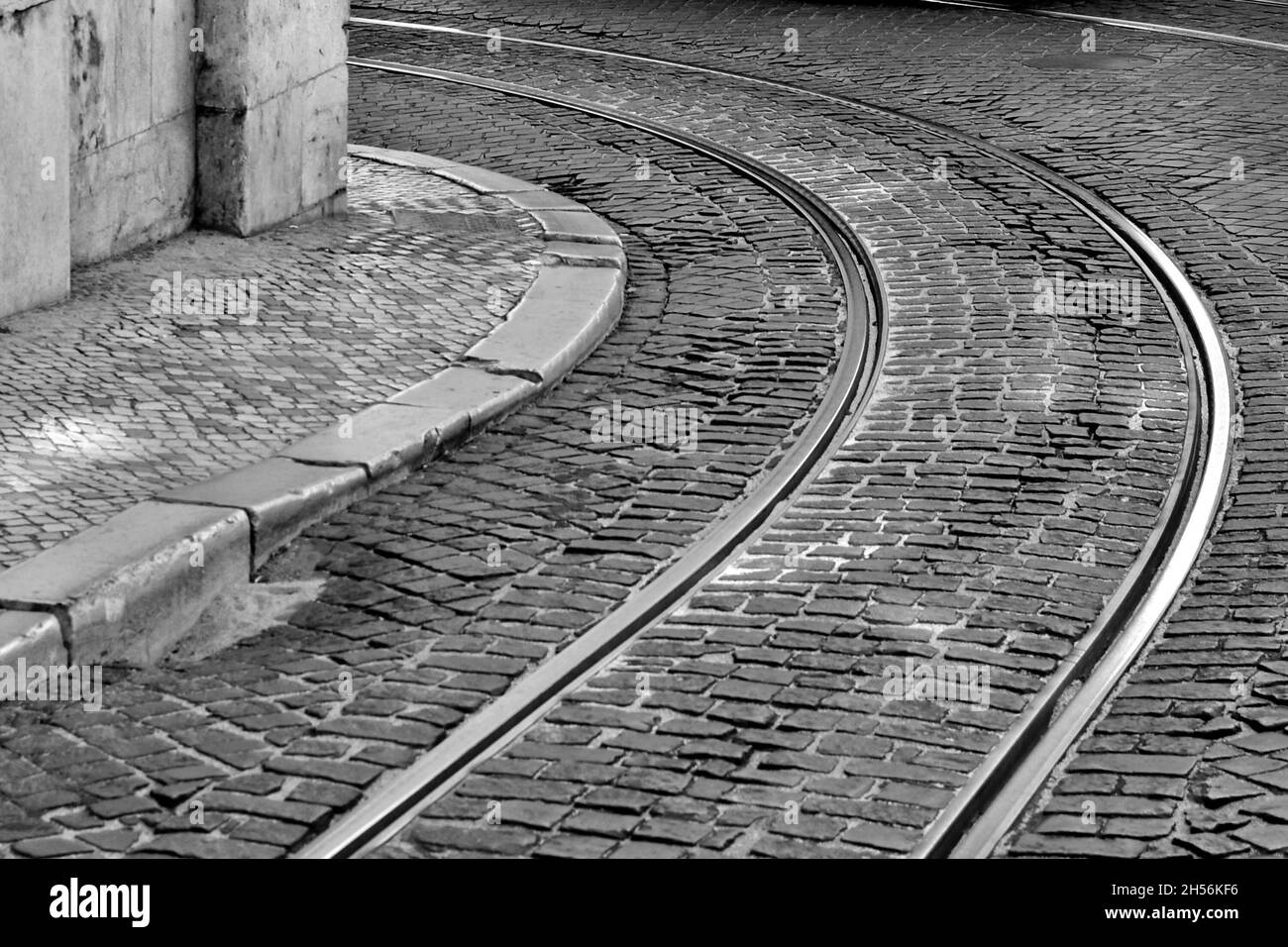 Binari del tram sulla strada acciottolata nella città vecchia. Nessuna gente Foto Stock