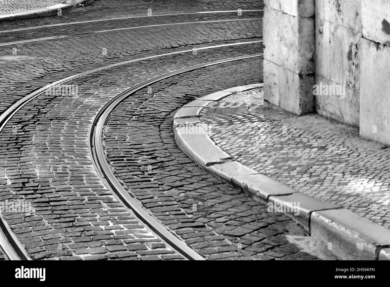 Binari del tram sulla strada acciottolata nella città vecchia. Nessuna gente Foto Stock