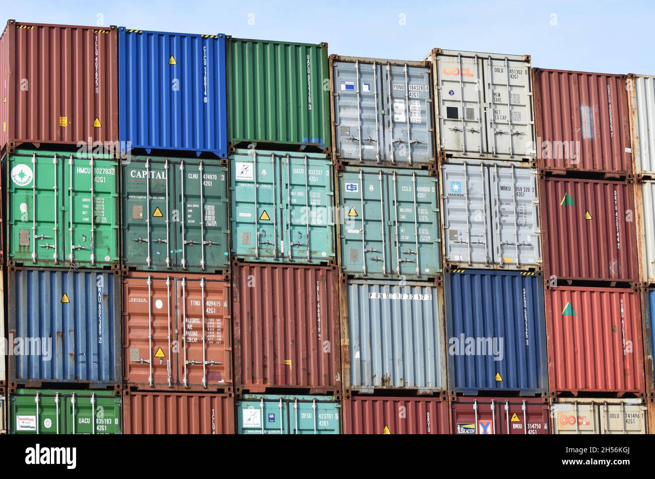 Spedizioni di merci Containers impilato alto in attesa di essere trasportato in uno dei porti più trafficati del Regno Unito Foto Stock