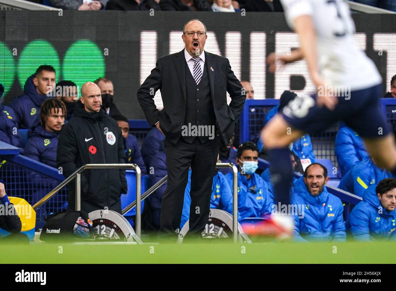 Rafael Benitez, direttore di Everton, si è allenato in prima linea durante la partita della Premier League al Goodison Park di Liverpool. Data foto: Domenica 7 novembre 2021. Foto Stock