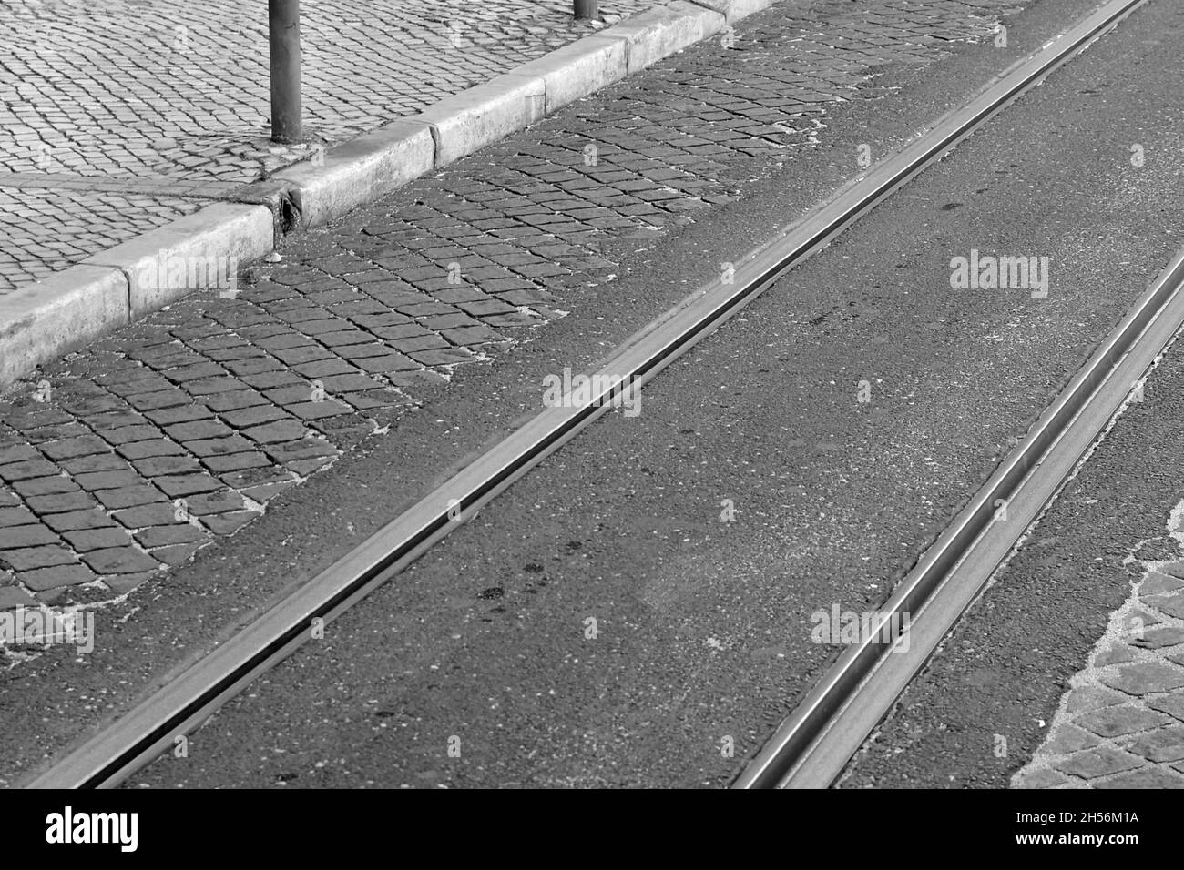 Binari del tram sulla strada acciottolata nella città vecchia. Nessuna gente Foto Stock