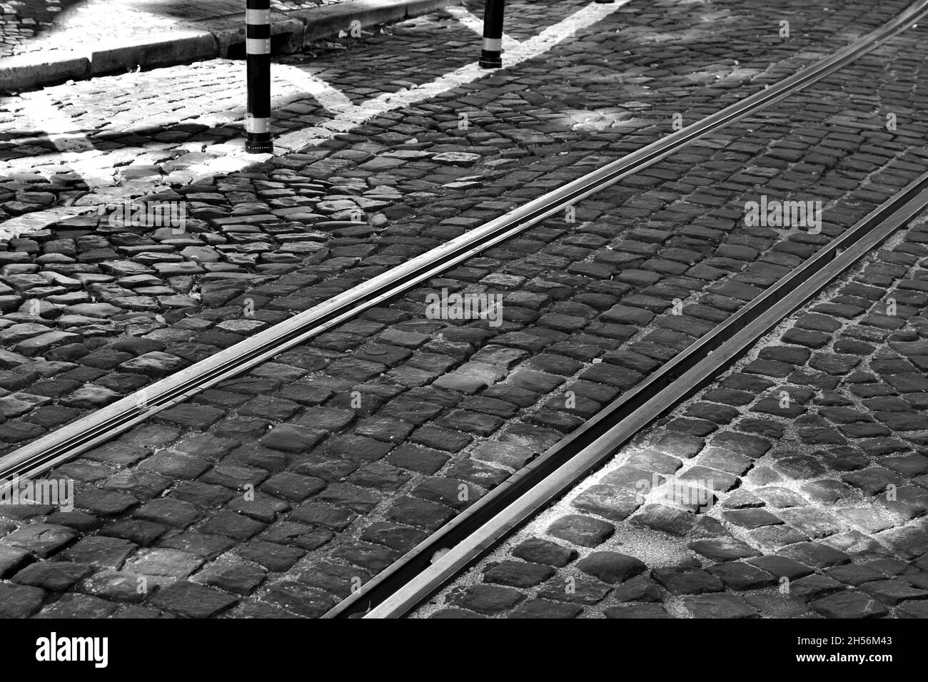 Binari del tram sulla strada acciottolata nella città vecchia. Nessuna gente Foto Stock