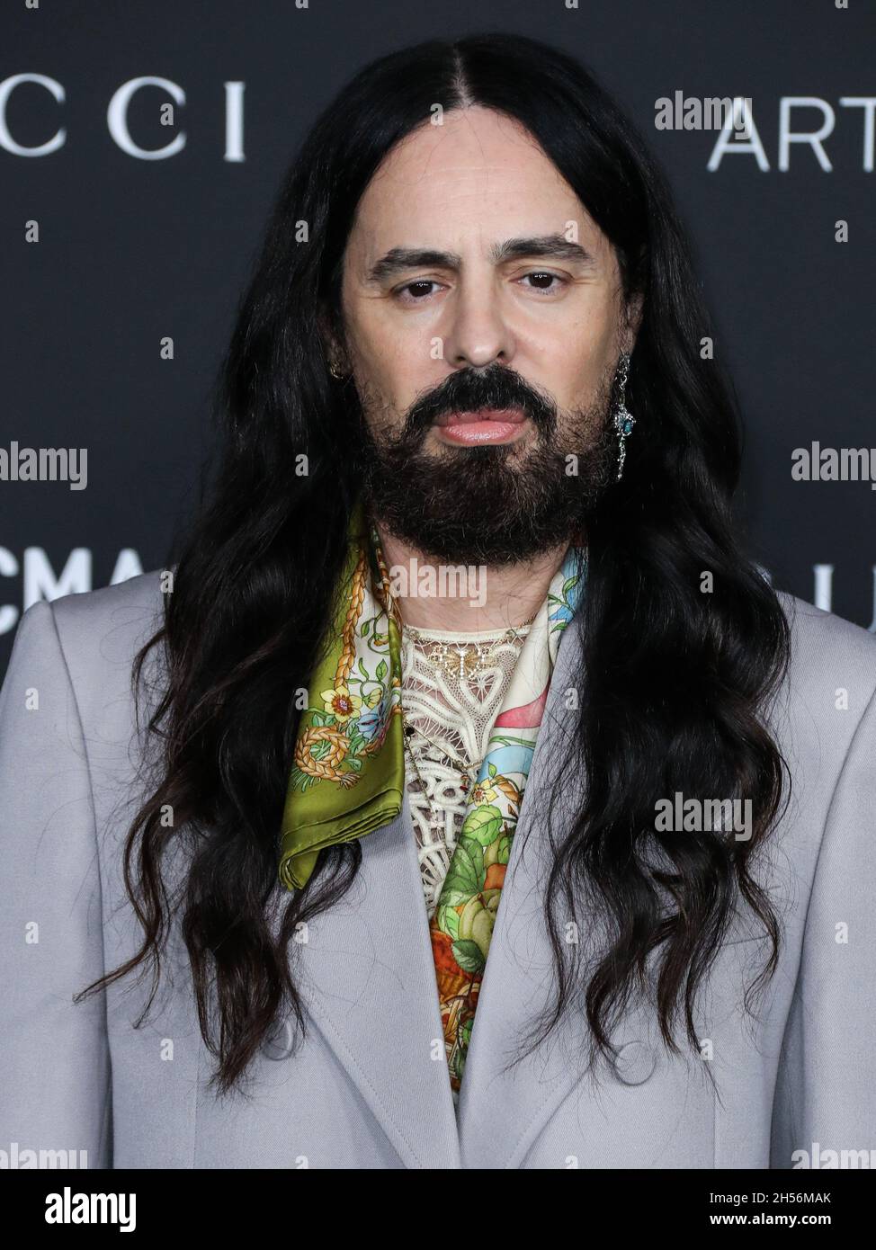 LOS ANGELES CALIFORNIA USA NOVEMBRE 06 Direttore creativo di Gucci Alessandro Michele indossando un vestito di Gucci arriva al 10 annuale LACMA Art Film Gala 2021 che si tiene presso