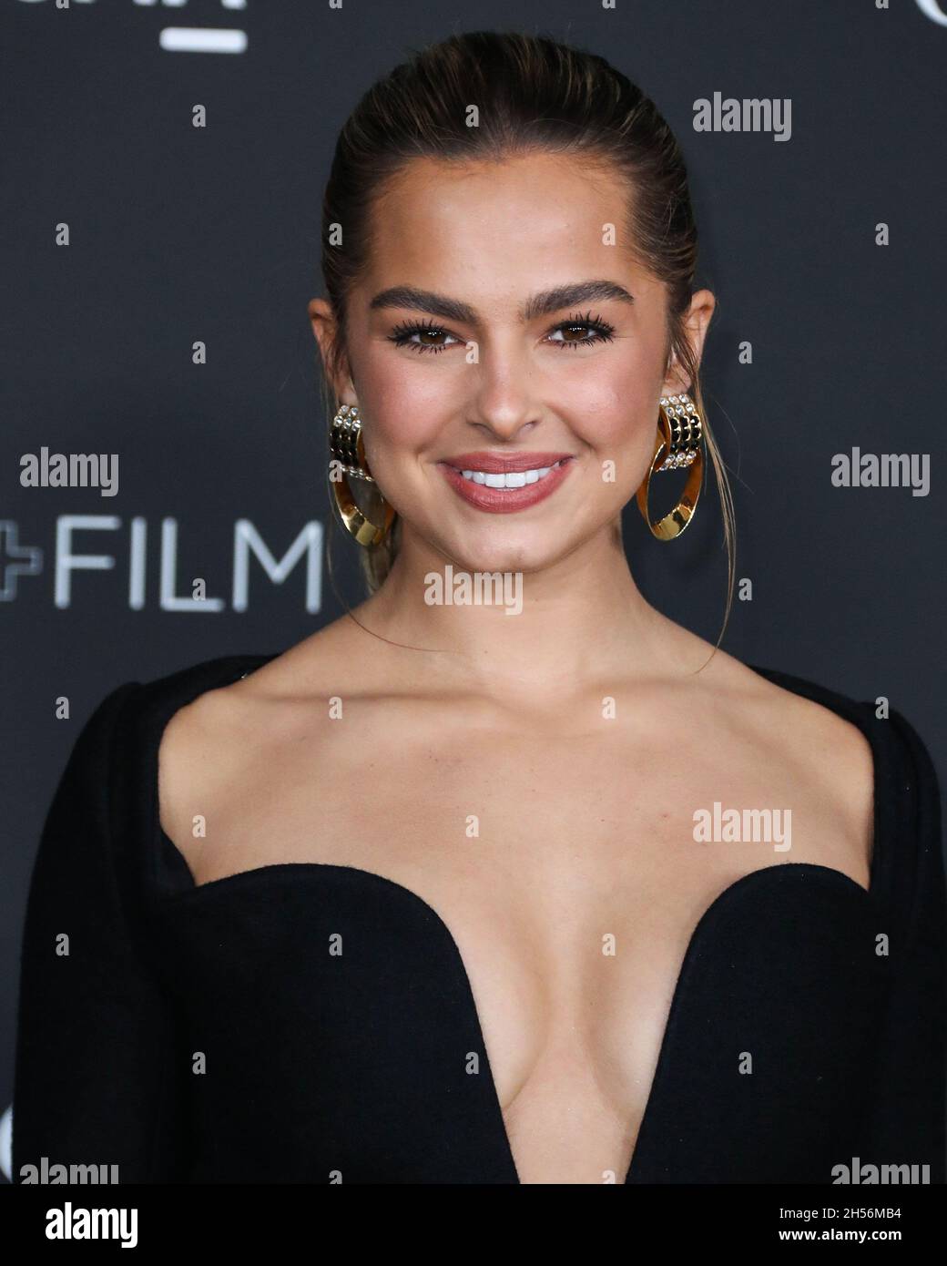 LOS ANGELES, CALIFORNIA, Stati Uniti d'America - NOVEMBRE 06: Addison Rae indossa un abito Saint Laurent arriva al 10° annuale LACMA Art + Film Gala 2021 che si tiene presso il Los Angeles County Museum of Art il 6 Novembre 2021 a Los Angeles, California, Stati Uniti. (Foto di Xavier Collin/Image Press Agency) Foto Stock