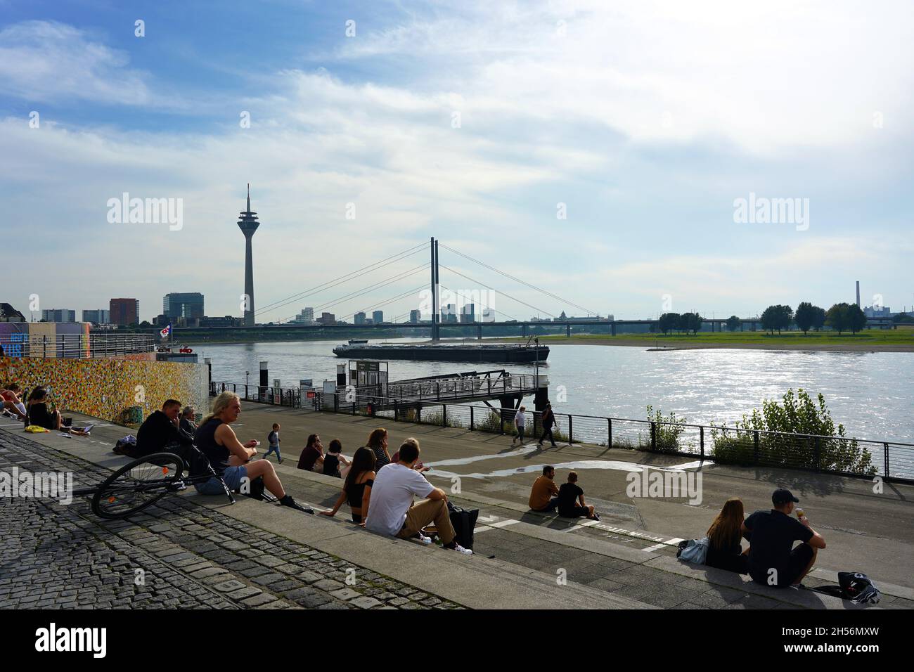 Passeggiata sul fiume Reno a Düsseldorf, in Germania, con il famoso luogo turistico Rheintreppe (Rhine Terrace Steps). Foto Stock