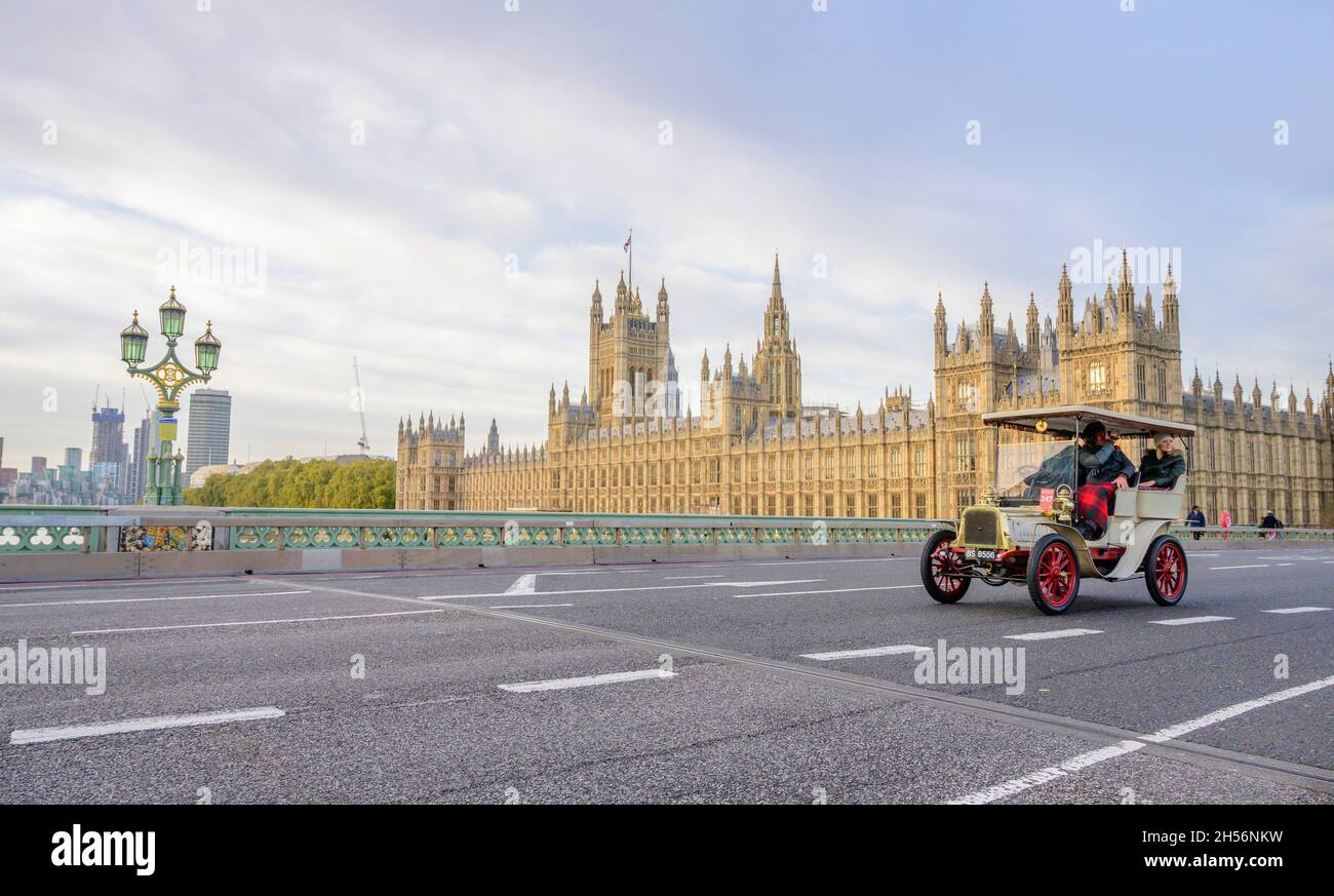 Londra, 7 novembre 2021 il più lungo evento motoristica al mondo, la corsa di auto veterane da Londra a Brighton di RM Sotheby, parte da Londra nel suo 125° anniversario Foto Stock