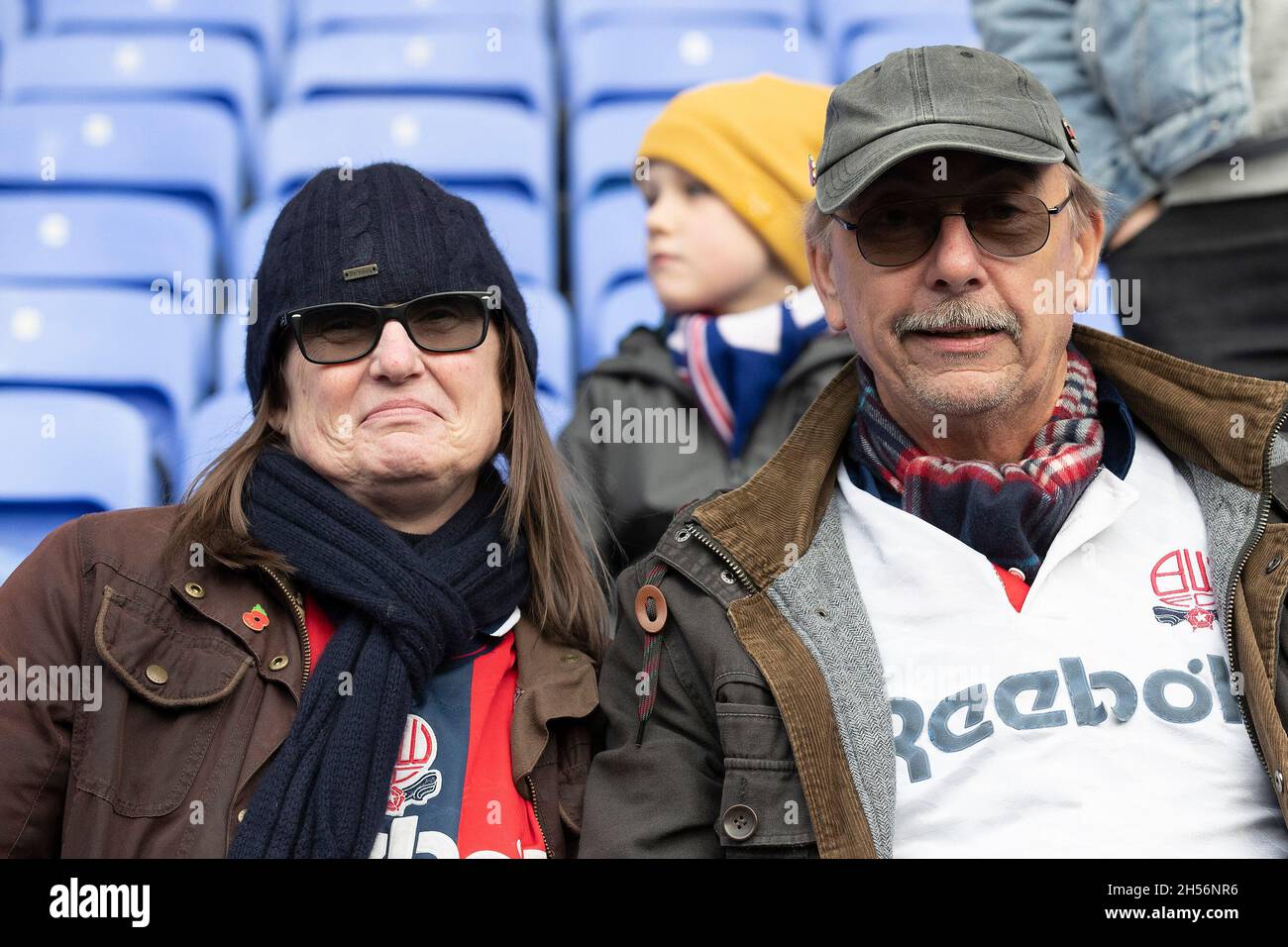 Bolton, Regno Unito. 7 novembre 2021. I tifosi di Bolton durante la partita di fa Cup 1st Round tra Bolton Wanderers e Stockport County all'Università di Bolton Stadium, Bolton, Inghilterra, il 7 novembre 2021. Foto di Mike Morese. Solo per uso editoriale, licenza richiesta per uso commerciale. Nessun utilizzo nelle scommesse, nei giochi o nelle pubblicazioni di un singolo club/campionato/giocatore. Credit: UK Sports Pics Ltd/Alamy Live News Foto Stock