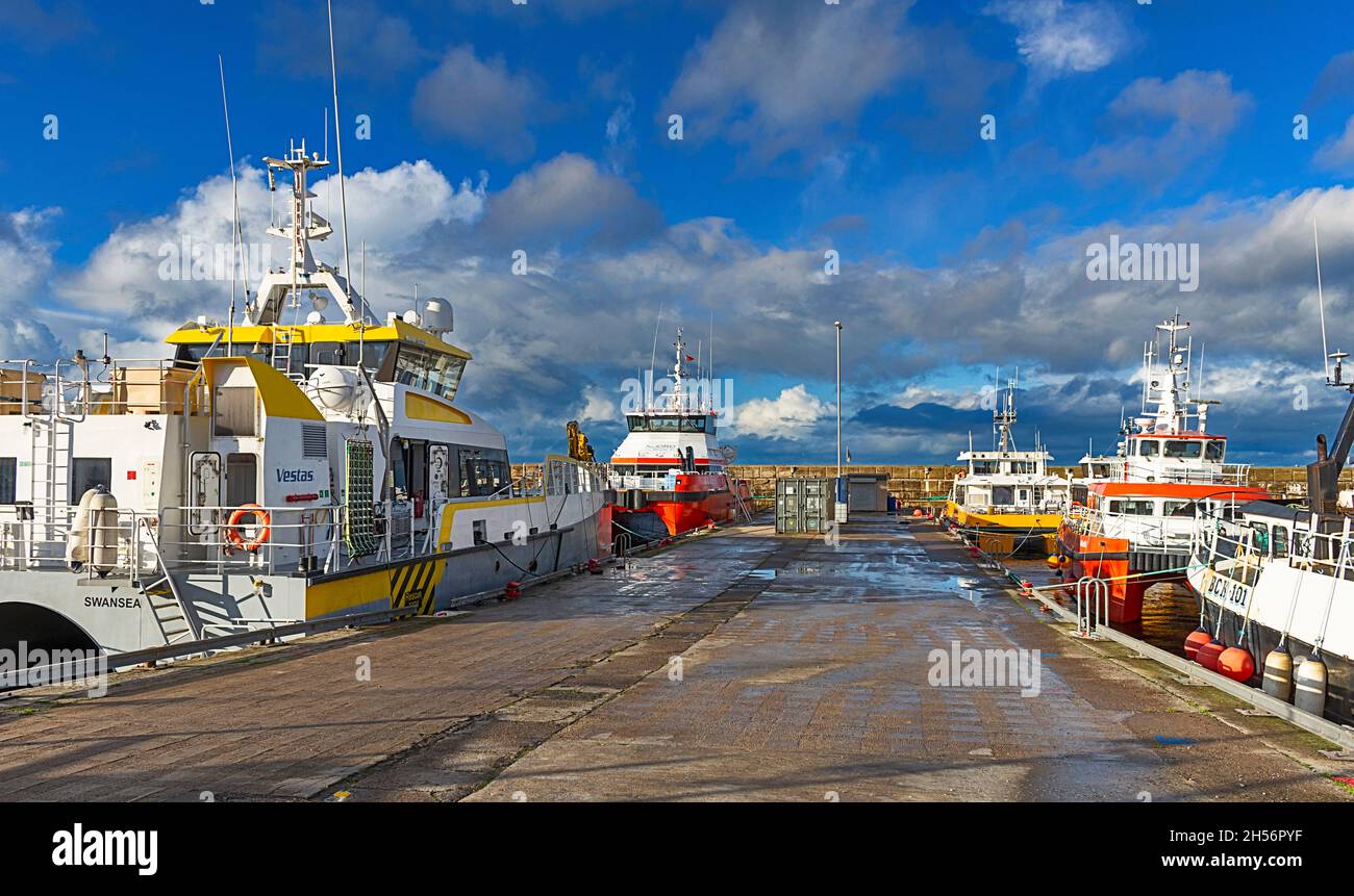 BUCKIE HARBOUR MORAY FIRTH SCOTLAND ORMEGGIATE NAVI GIALLO VESTAS E ARANCIONE NJORD FORSETI Foto Stock