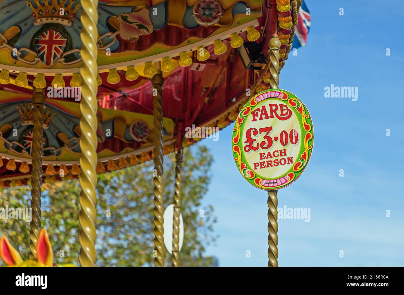 Tariffa di £3 a persona per un giro in giostra per bambini in una zona fieristica. Foto Stock