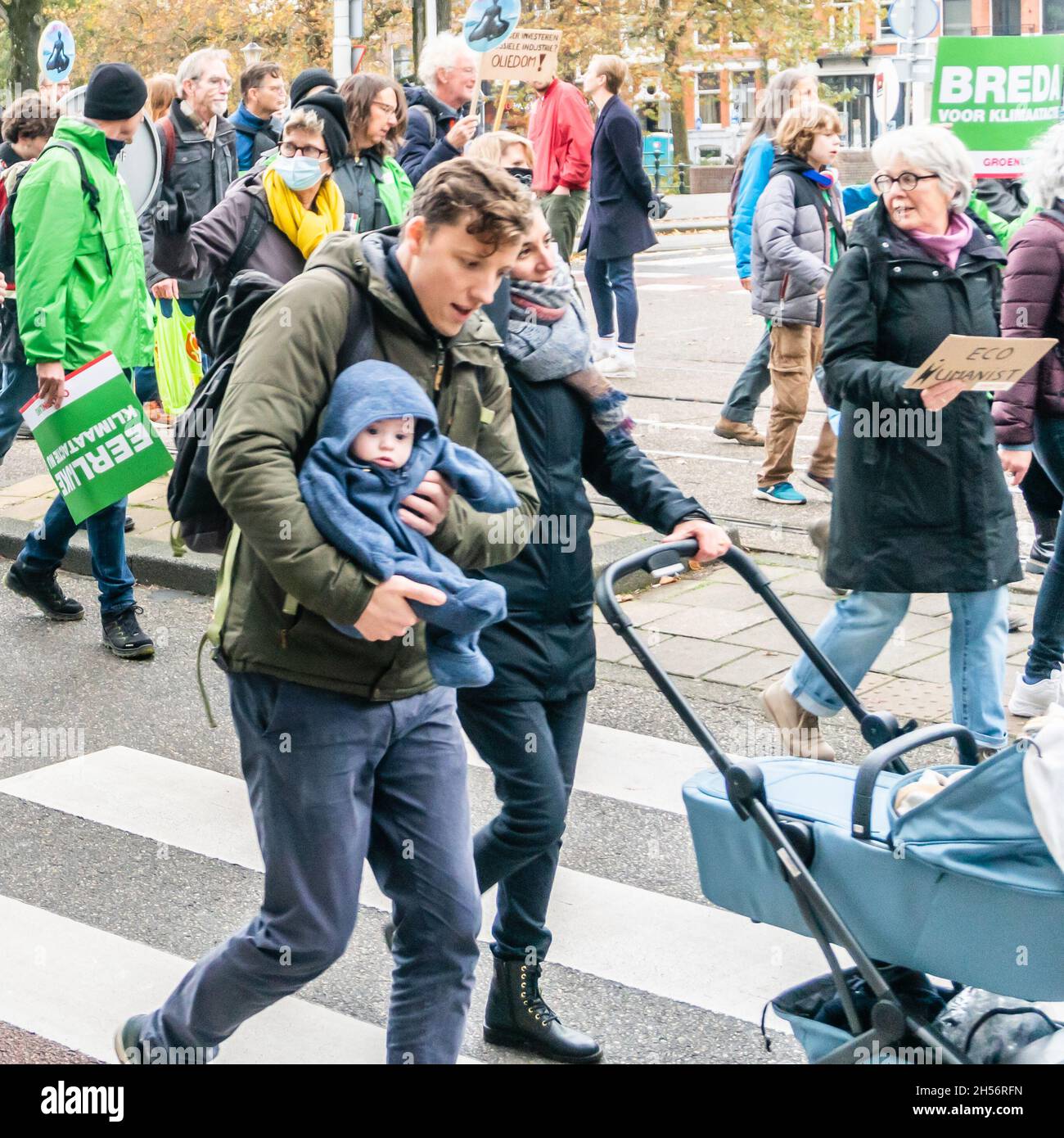 Amsterdam, Paesi Bassi, 06 novembre 2021. Una famiglia con una piccola passeggiata tra gli altri partecipanti dalla diga al Westerpark durante la marcia Climat, organizzata dalla Coalizione per la crisi climatica, una collaborazione di 11 organizzazioni. Credit: Steppeland/Alamy Live News Foto Stock