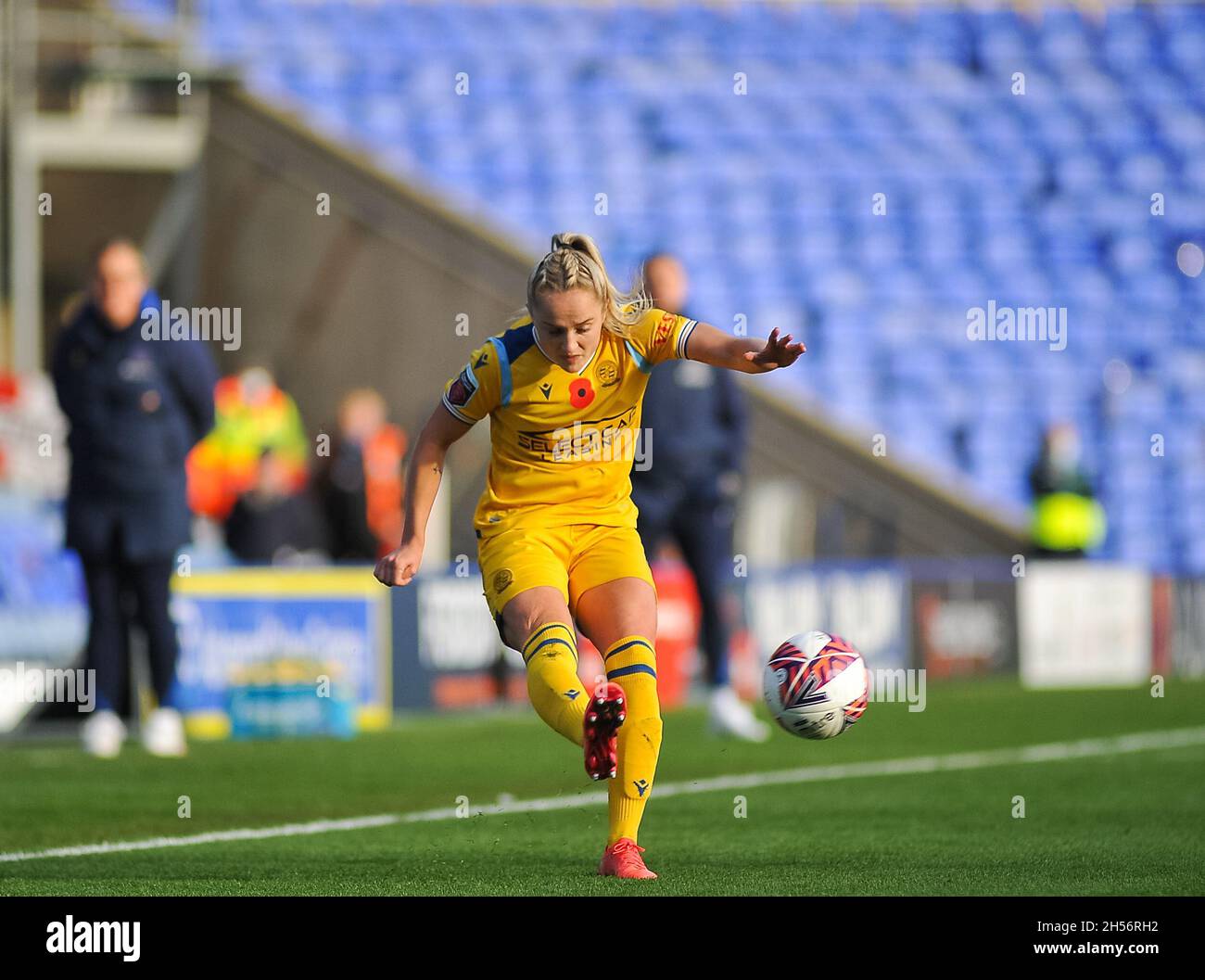 Faye Bryson (Reading no.2 ) attraversa la palla durante la partita della Womens Super League tra Birmingham City & Reading al St Andrews Trillion Trophy Stadium, Birmingham Karl W Newton/Sports Press Photo Foto Stock