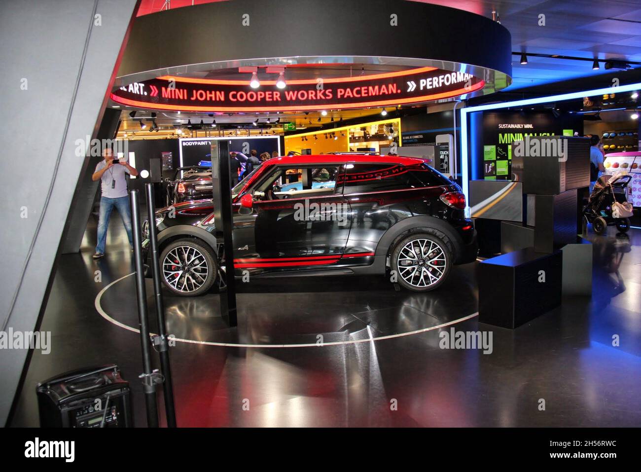 Mini Cooper : John Cooper Works Paceman, rosso e nero, presso lo showroom Welt di Monaco, Germania, Settembre 2013. Foto Stock