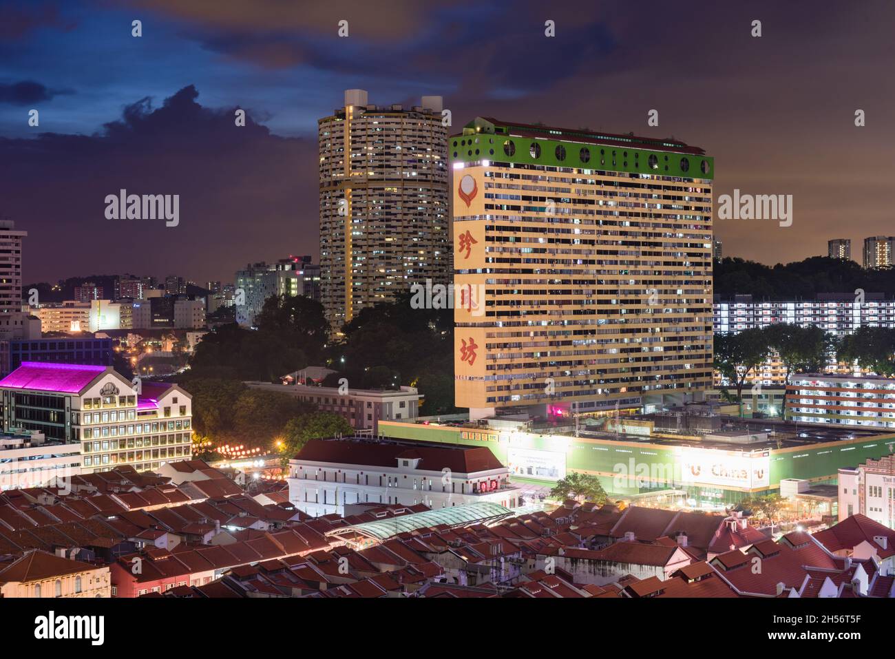 Singapore, 05 Febbraio 2016.: Vista notturna degli antichi edifici di Chinatown e punto di riferimento del complesso di People's Park con negozi in primo piano. Foto Stock