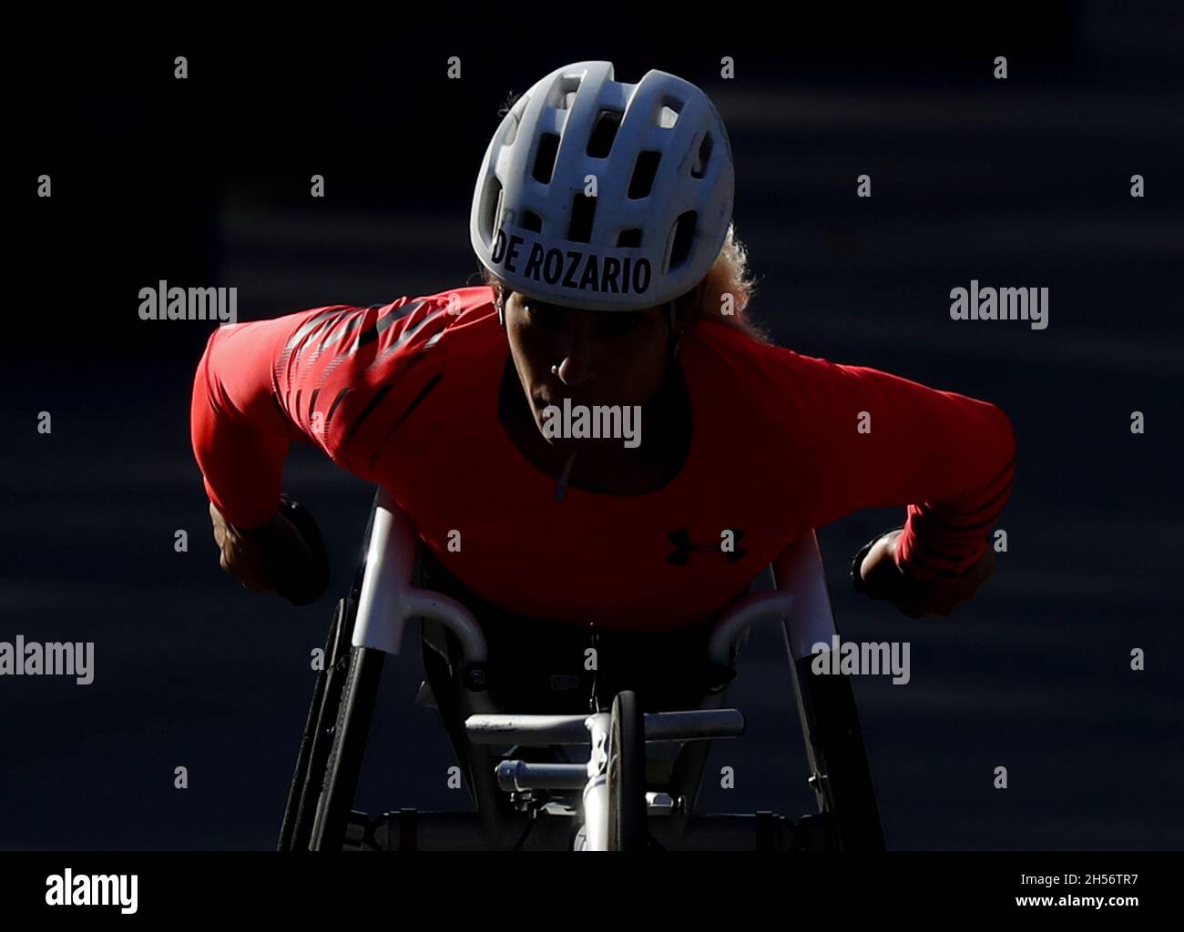 Madison de Rozario of Australia si avvicina al traguardo prima di finire per primo nella Women's Wheelchair Division alla maratona di New York City New York 2021 della NYRR TCS, domenica 7 novembre 2021. Oltre 50,000 corridori da New York e da tutto il mondo corrono attraverso i cinque quartieri su un percorso che si snoda dal ponte Verrazano prima di attraversare il traguardo da Tavern on the Green in Central Park. Foto di John Angelillo/UPI Foto Stock