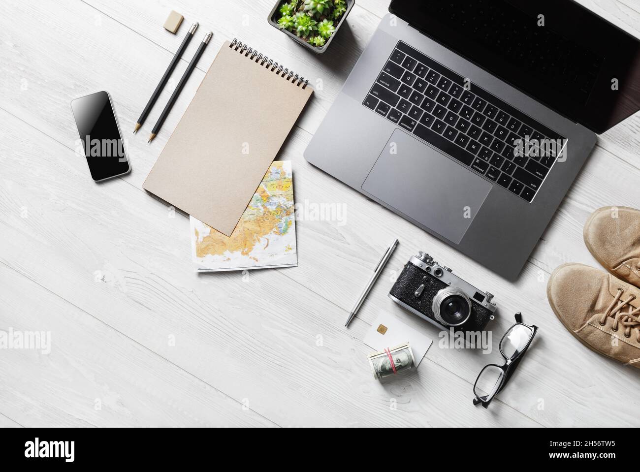 Accessori per le vacanze e computer portatile. Pronto per il viaggio. Disposizione piatta. Foto Stock