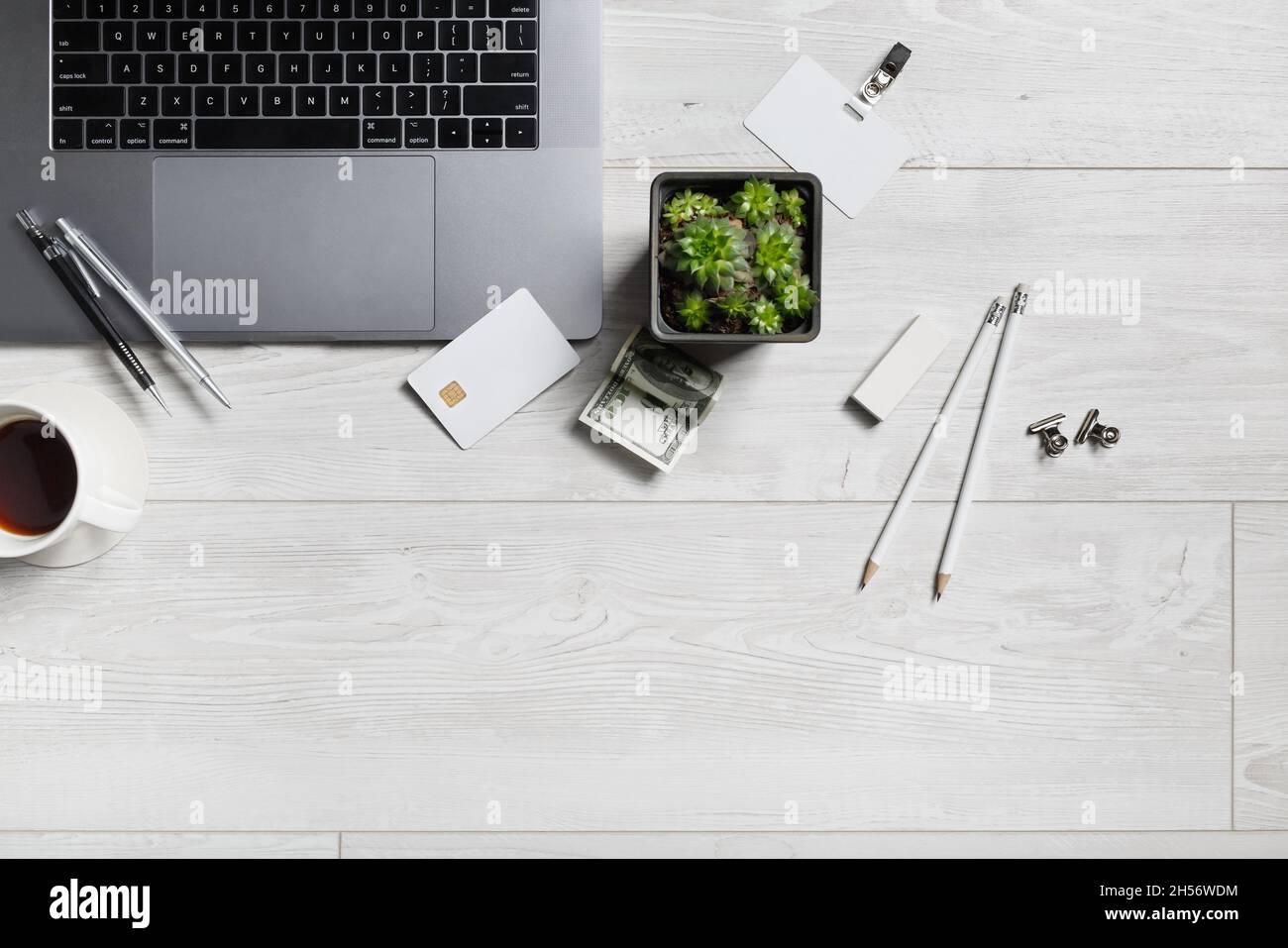 Ufficio di lavoro con gadget e cancelleria su sfondo di legno. Disposizione piatta. Foto Stock