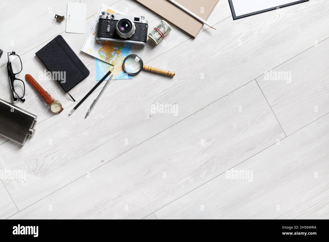 Vista dall'alto degli oggetti da viaggio con spazio per la copia. Disposizione piatta. Foto Stock