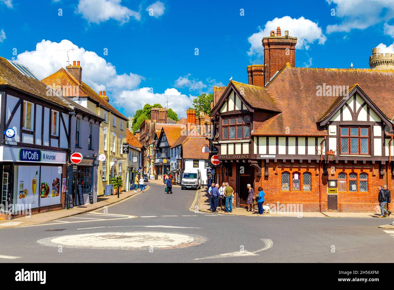 Vista della High Street e case tudor mock a Arundel, West Sussex, Regno Unito Foto Stock