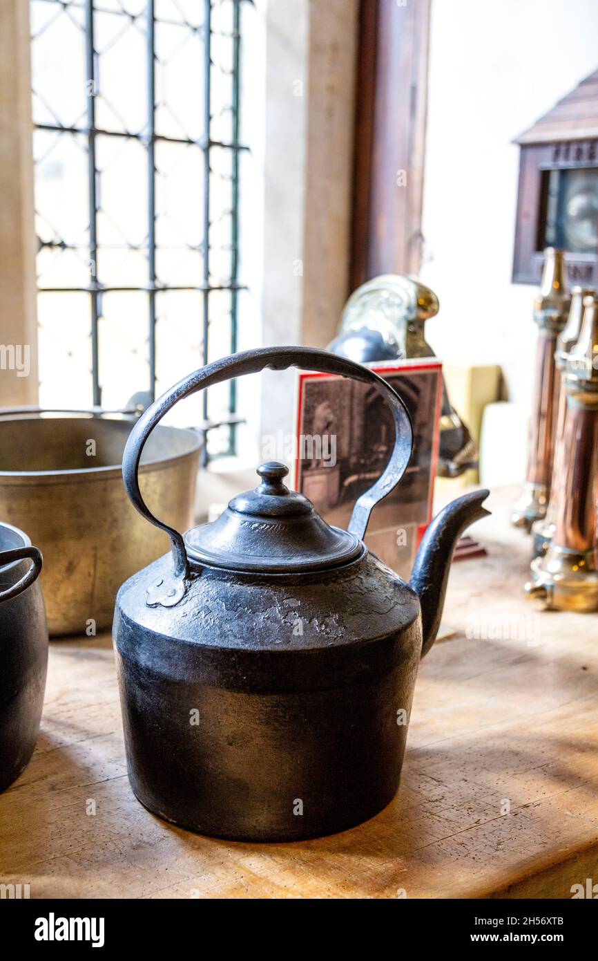 Esposizione di utensili da cucina, bollitore in metallo al Castello di Arundel, West Sussex, Regno Unito Foto Stock