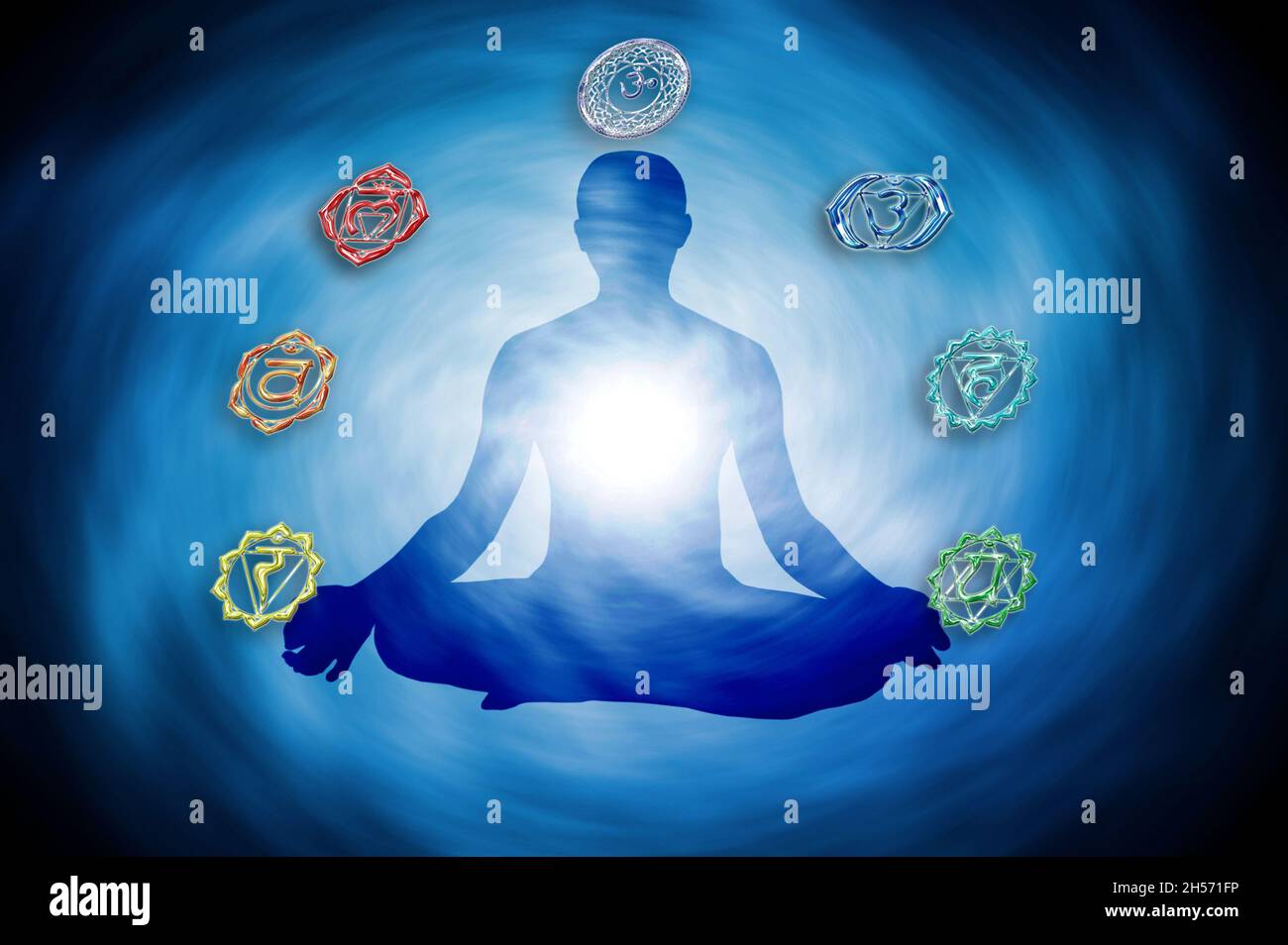 sfondo esoterico spirituale con silhouette di un uomo in yoga meditation positiin con chakra chakra energia healing, esoetric, spirito, alternativa c Foto Stock