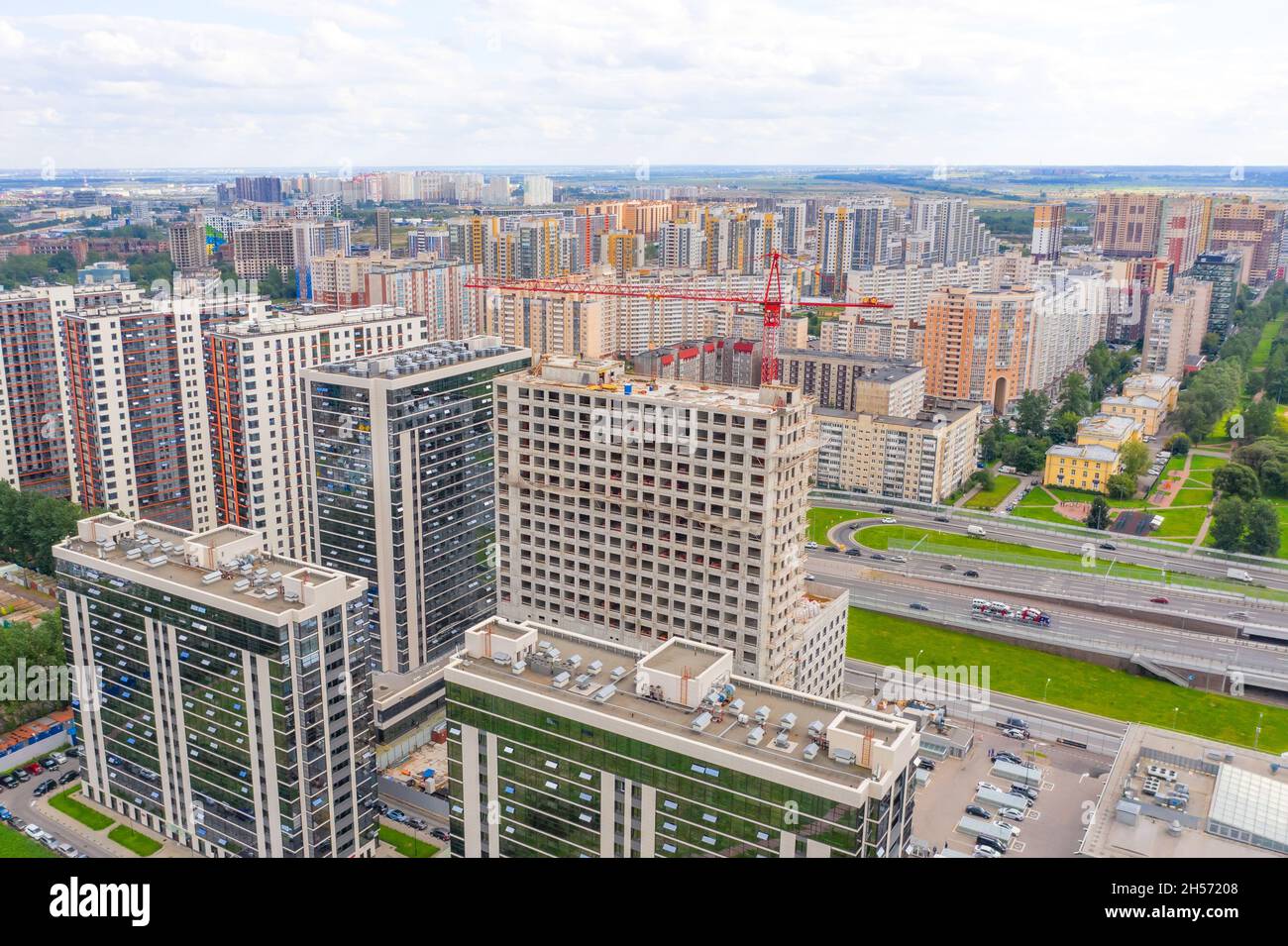 Edifici residenziali a più piani con ingressi di diversi livelli. Vista da un'altezza a un edificio a più piani della città Foto Stock