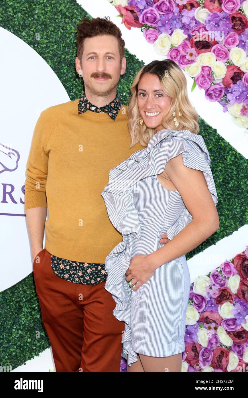 Del Mar, CA. 6 novembre 2021. David Magidoff, moglie agli arrivi per i Campionati del mondo di Breeders' Cup, del Mar Racetrack, del Mar, CA 6 novembre 2021. Credit: Priscilla Grant/Everett Collection/Alamy Live News Foto Stock