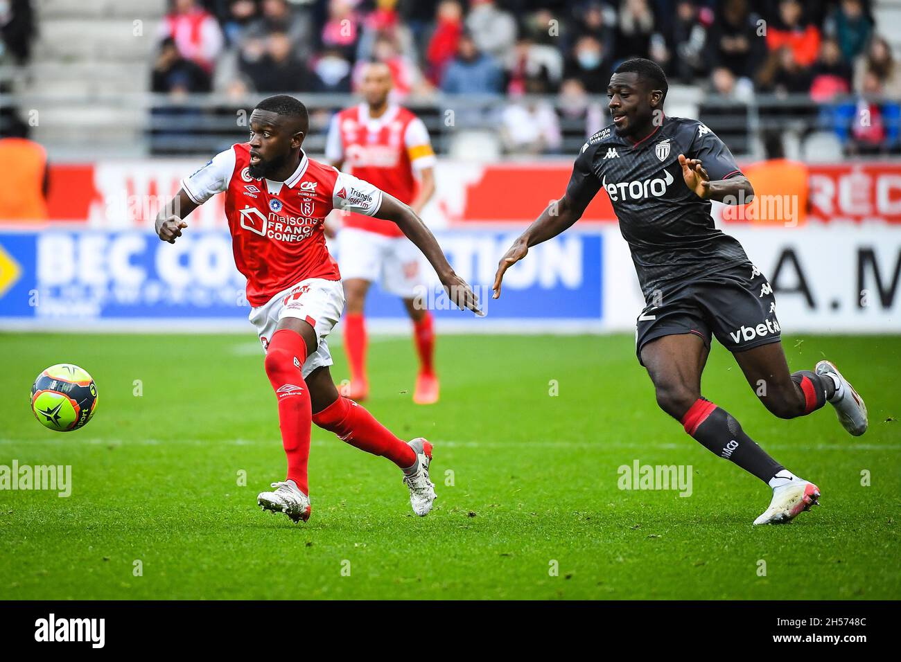 Moreto CASSAMA di Reims e Youssouf FOFANA di Monaco durante il campionato  francese Ligue 1 partita di calcio tra Stade de Reims e AS Monaco il 7  novembre 2021 allo stadio Auguste