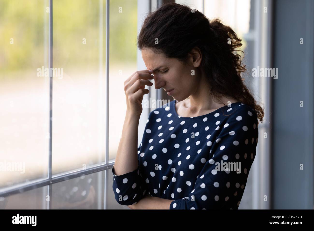 Stressato latino femmina grimace toccare fronte cercare di ricordare qualcosa Foto Stock