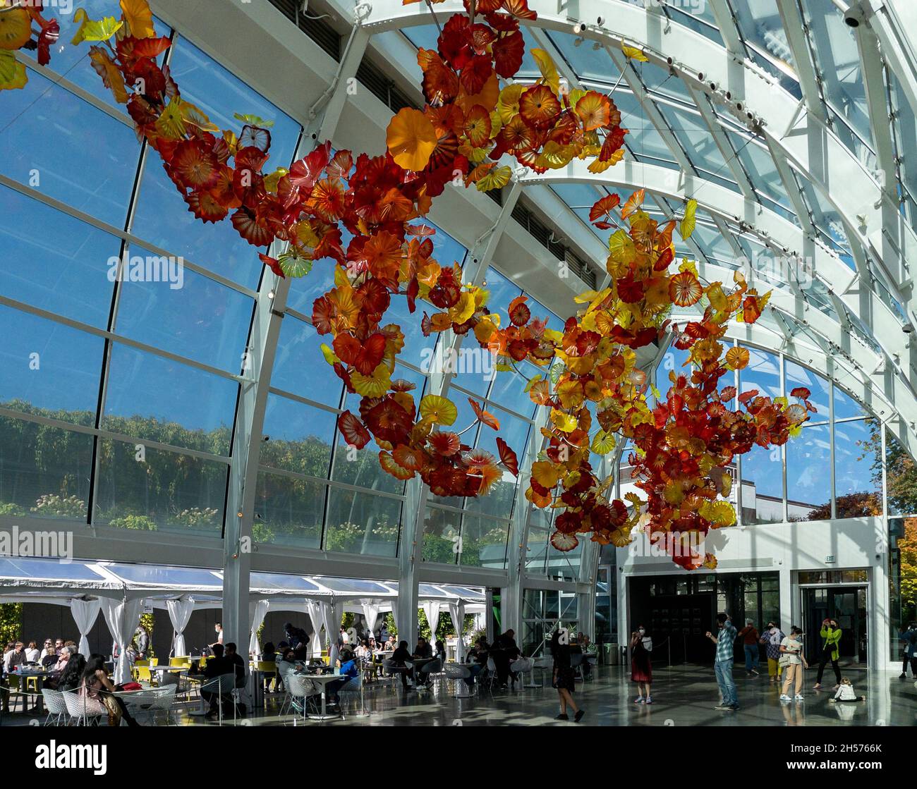 Seattle, WA - USA - 24 settembre 2021: Vista panoramica del Glasshouse of Chihuly Garden and Glass, alto 40 metri, struttura in vetro e acciaio che copre 4 Foto Stock