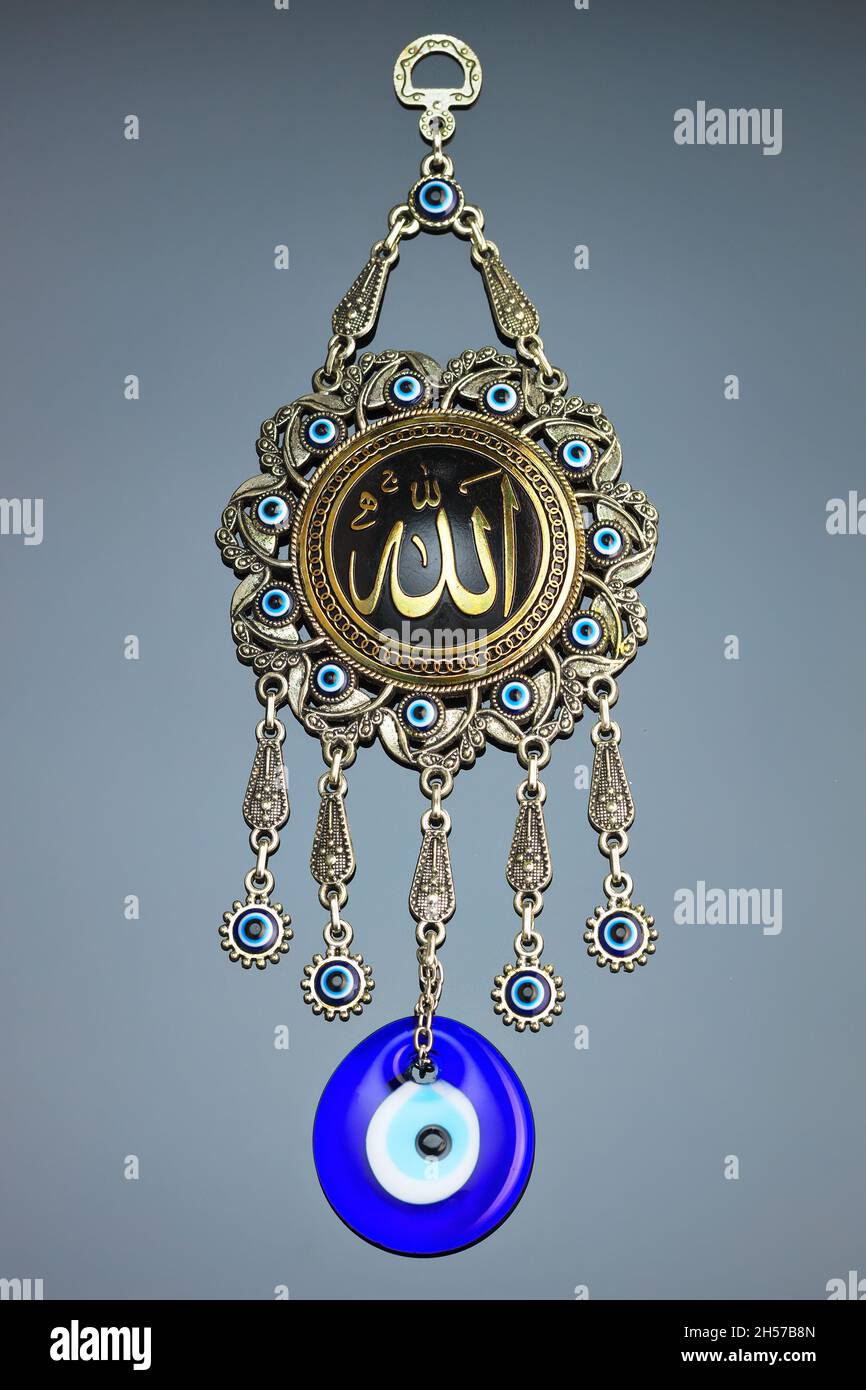 È un talismano o decorazione della religione islamica. L'occhio onnivensente del nazar. L'occhio del male. Totem con l'iscrizione Allahu Akbar. Simyvol musulmano. Foto Stock