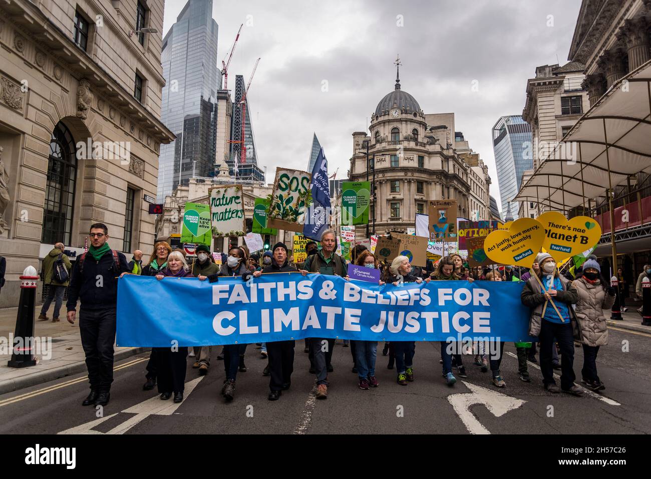 Fede e credenze per la giustizia climatica banner, manifestazione Global Day of Action for Climate Justice, Londra, Regno Unito. 6 novembre 2021 Foto Stock