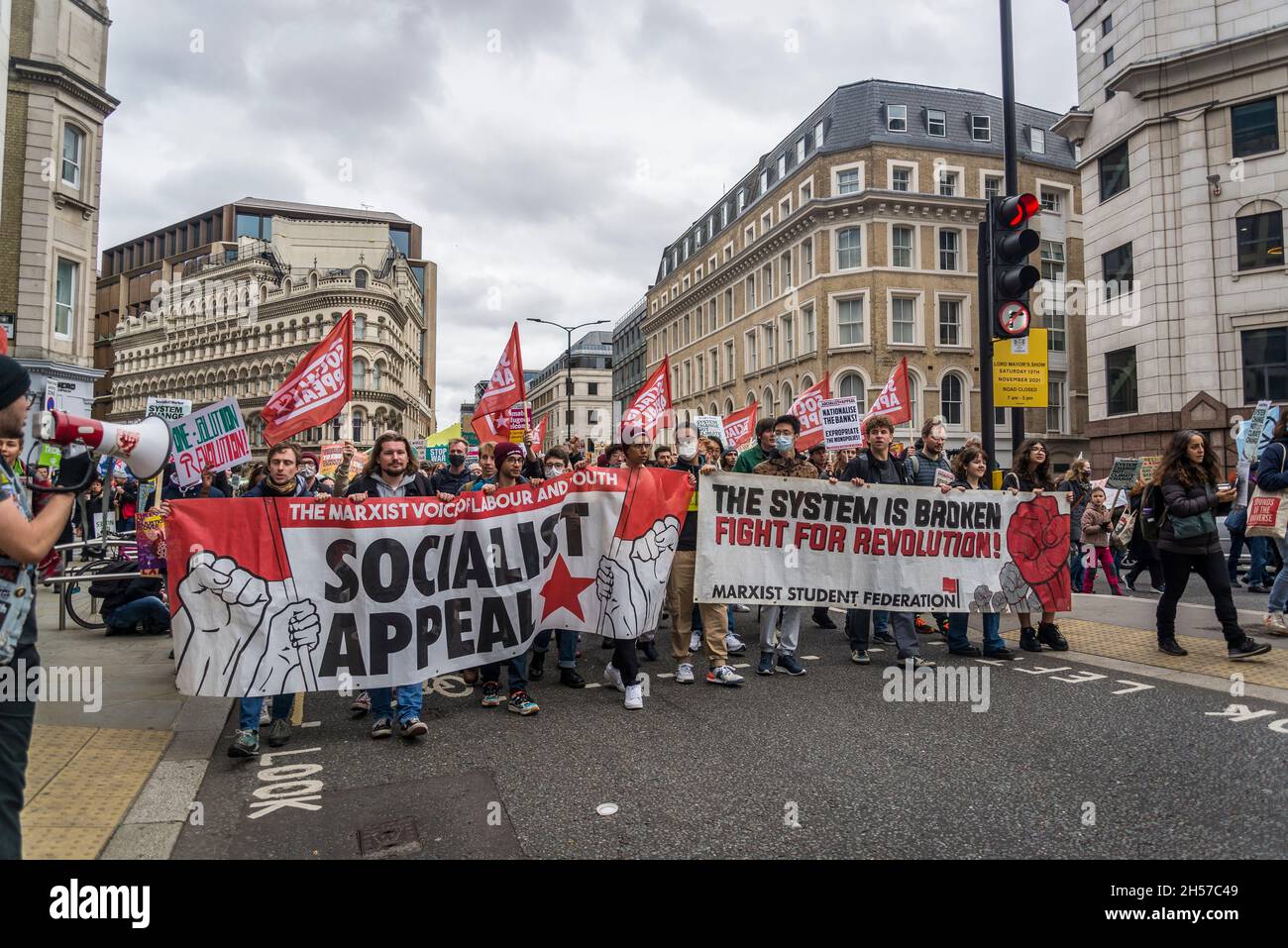 Bandiera Marxista della lotta socialista per la rivoluzione, manifestazione Global Day of Action for Climate Justice, Londra, Regno Unito. 6 novembre 2021 Foto Stock