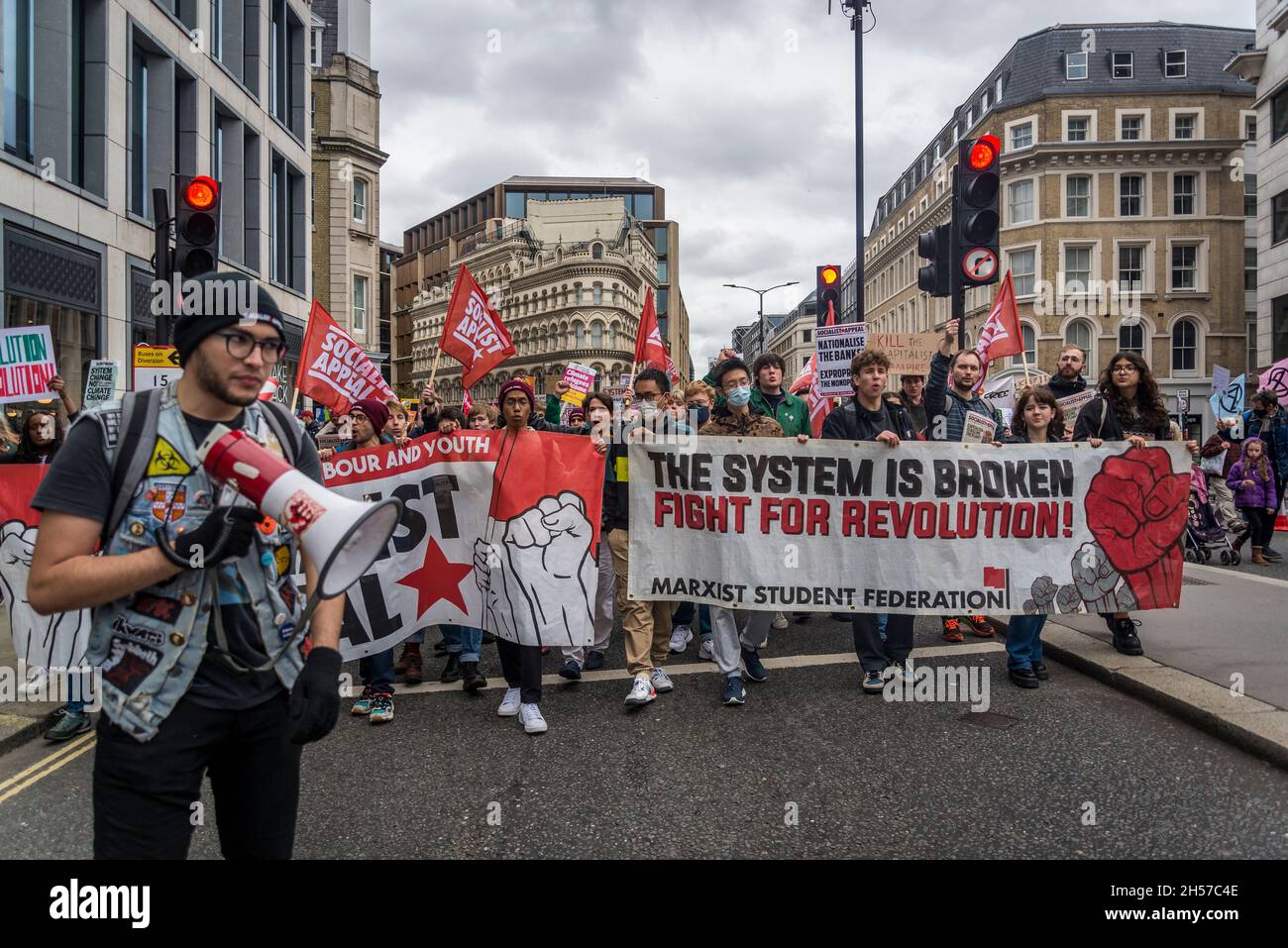 Bandiera della lotta per la rivoluzione del socialismo marxista, manifestazione Global Day of Action for Climate Justice, Londra, Regno Unito. 6 novembre 2021 Foto Stock
