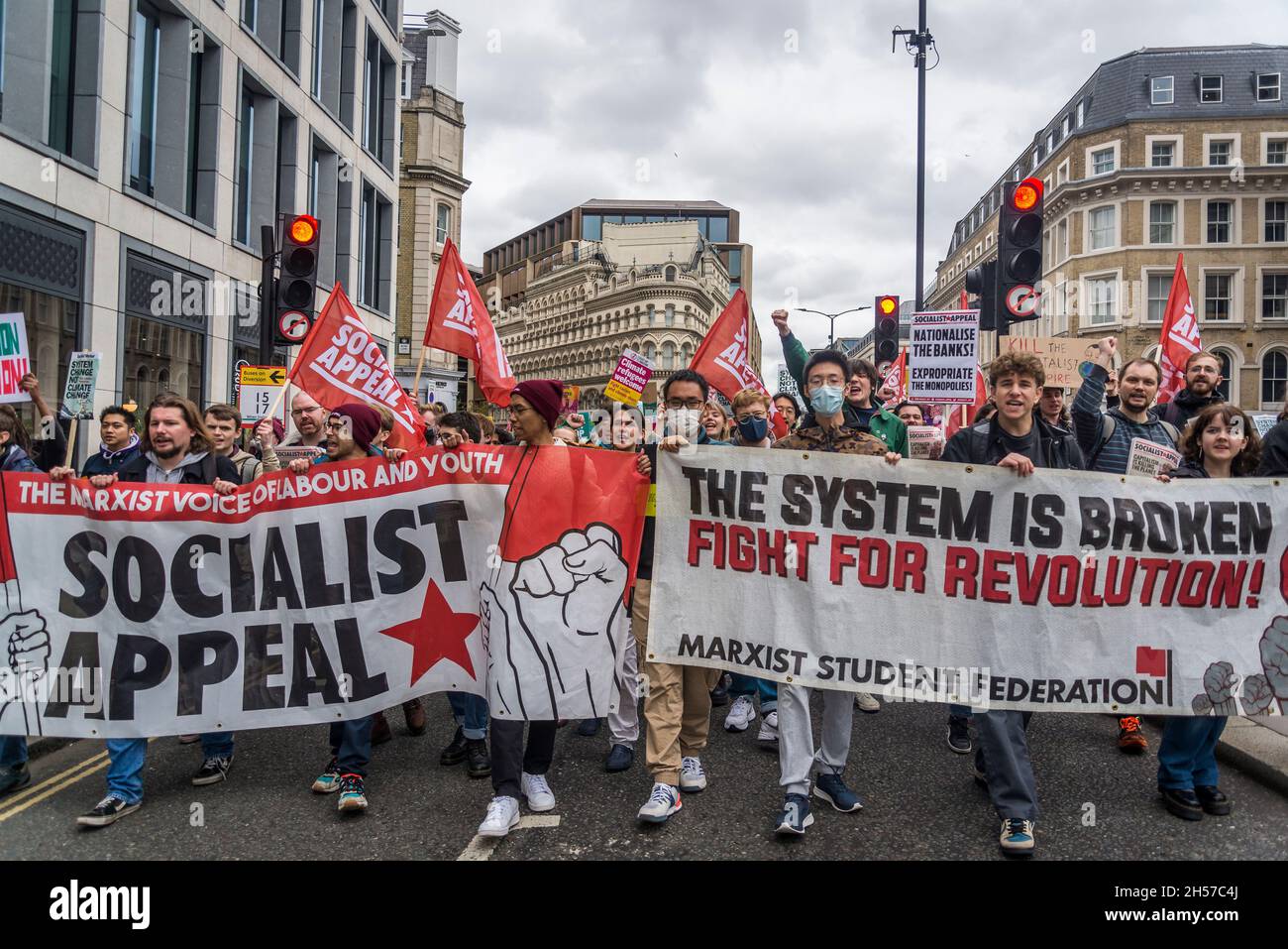 Bandiera della lotta per la rivoluzione del socialismo marxista, manifestazione Global Day of Action for Climate Justice, Londra, Regno Unito. 6 novembre 2021 Foto Stock