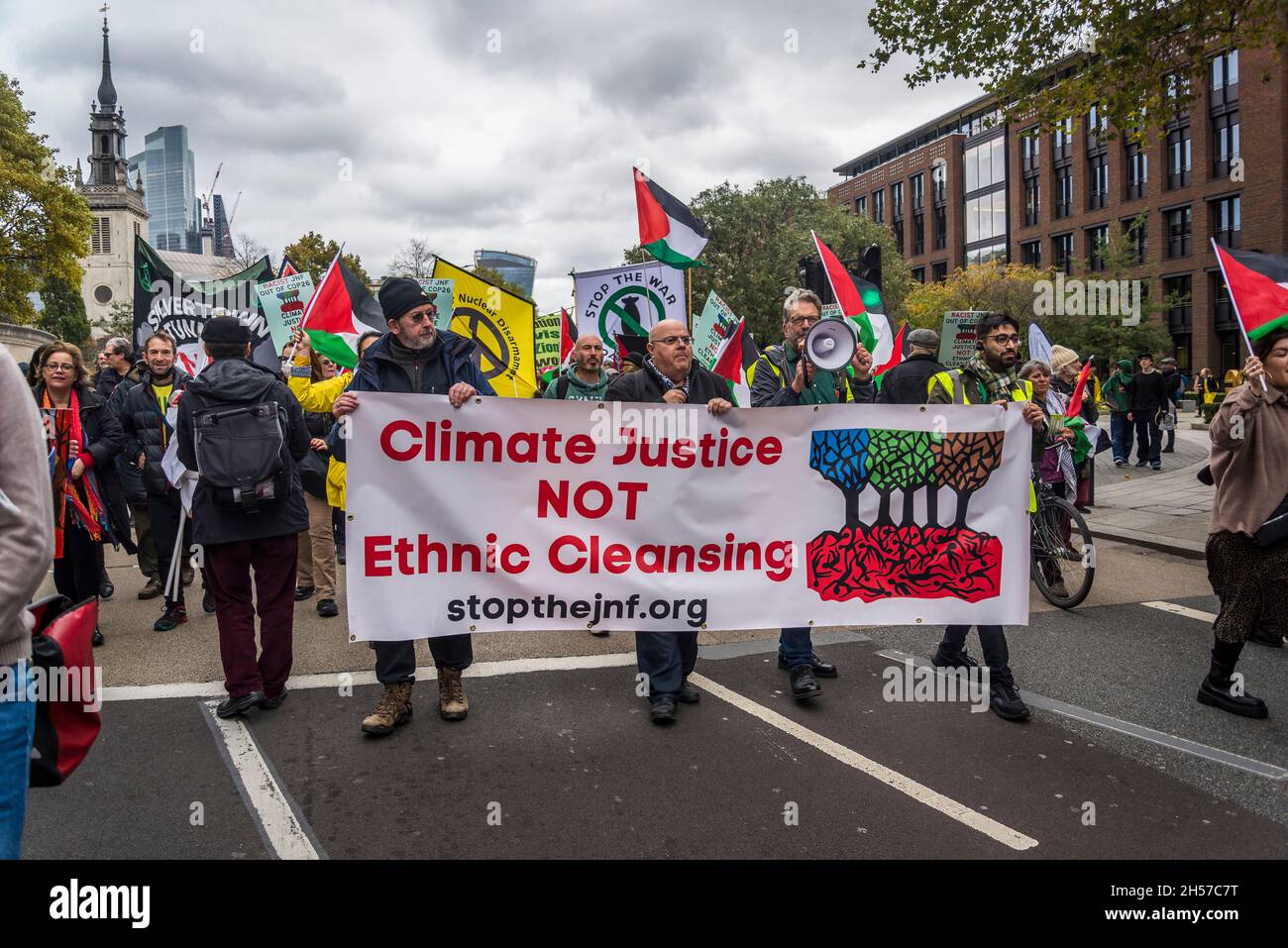 Giustizia climatica non pulizia etnica banner palestinese, manifestazione Global Day of Action for Climate Justice, Londra, Regno Unito. 6 novembre 2021 Foto Stock