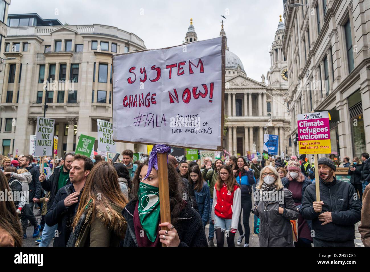 Cartello System change now, manifestazione Global Day of Action for Climate Justice, Londra, Regno Unito. 6 novembre 2021 Foto Stock