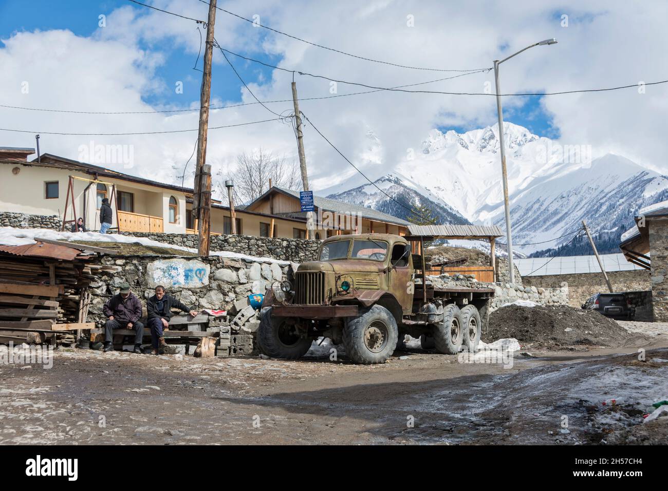 Vecchio camion sovietico parcheggiato in una strada fangosa della città di Svan Mestia, Svaneti Regione, Georgia, Caucaso Montagne Foto Stock