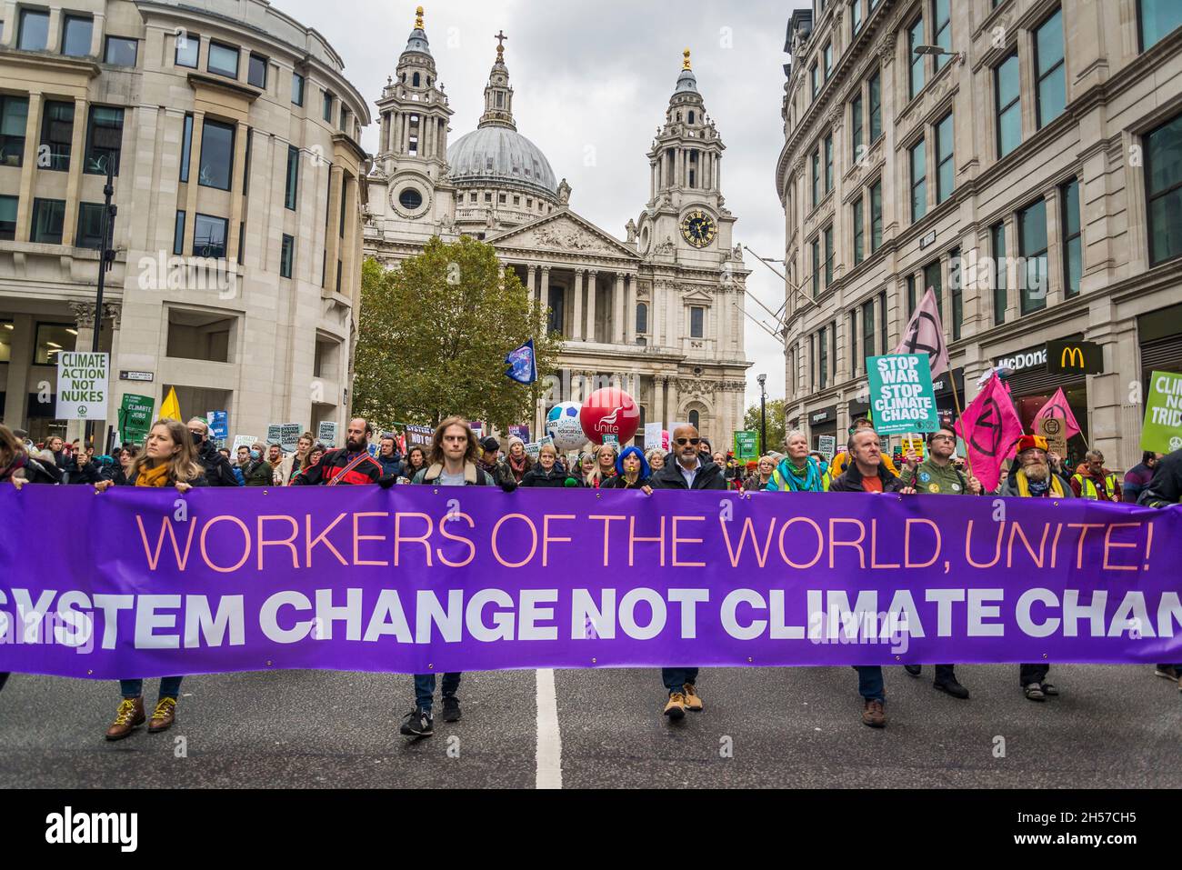 I lavoratori del mondo si uniscono, il cambiamento di sistema non il cambiamento climatico, la Giornata Mondiale d'azione per la Giustizia climatica, Londra, Regno Unito. 6 novembre 2021 Foto Stock