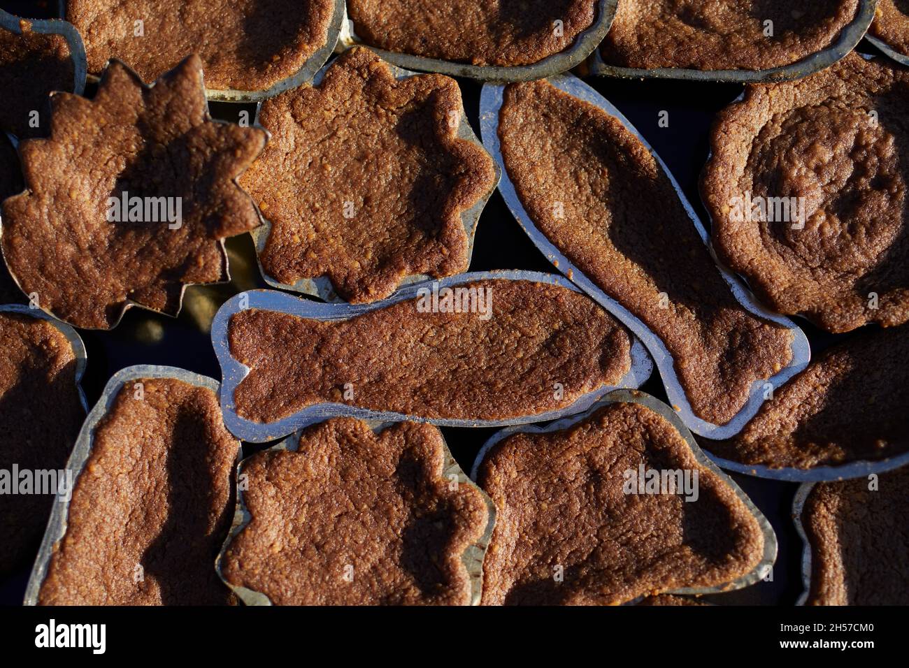 Vista ad angolo alto sulla teglia da forno con biscotti al cacao di Natale in forma. Foto Stock