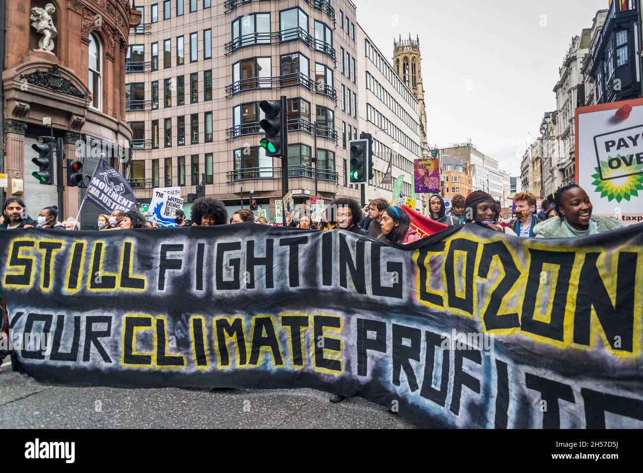 Ancora combattendo il colonialismo, il vostro clima profitti uccidere banner, Global Day of Action for Climate Justice dimostrazione, Londra, Regno Unito. 6 novembre 2021 Foto Stock