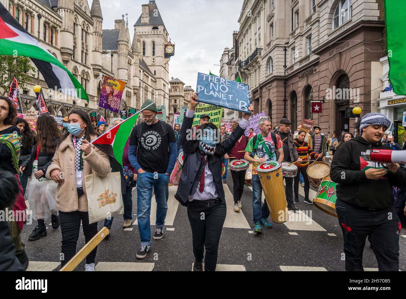 Non c’è alcun cartello Planet b, manifestazione Global Day of Action for Climate Justice, Londra, Regno Unito. 6 novembre 2021 Foto Stock