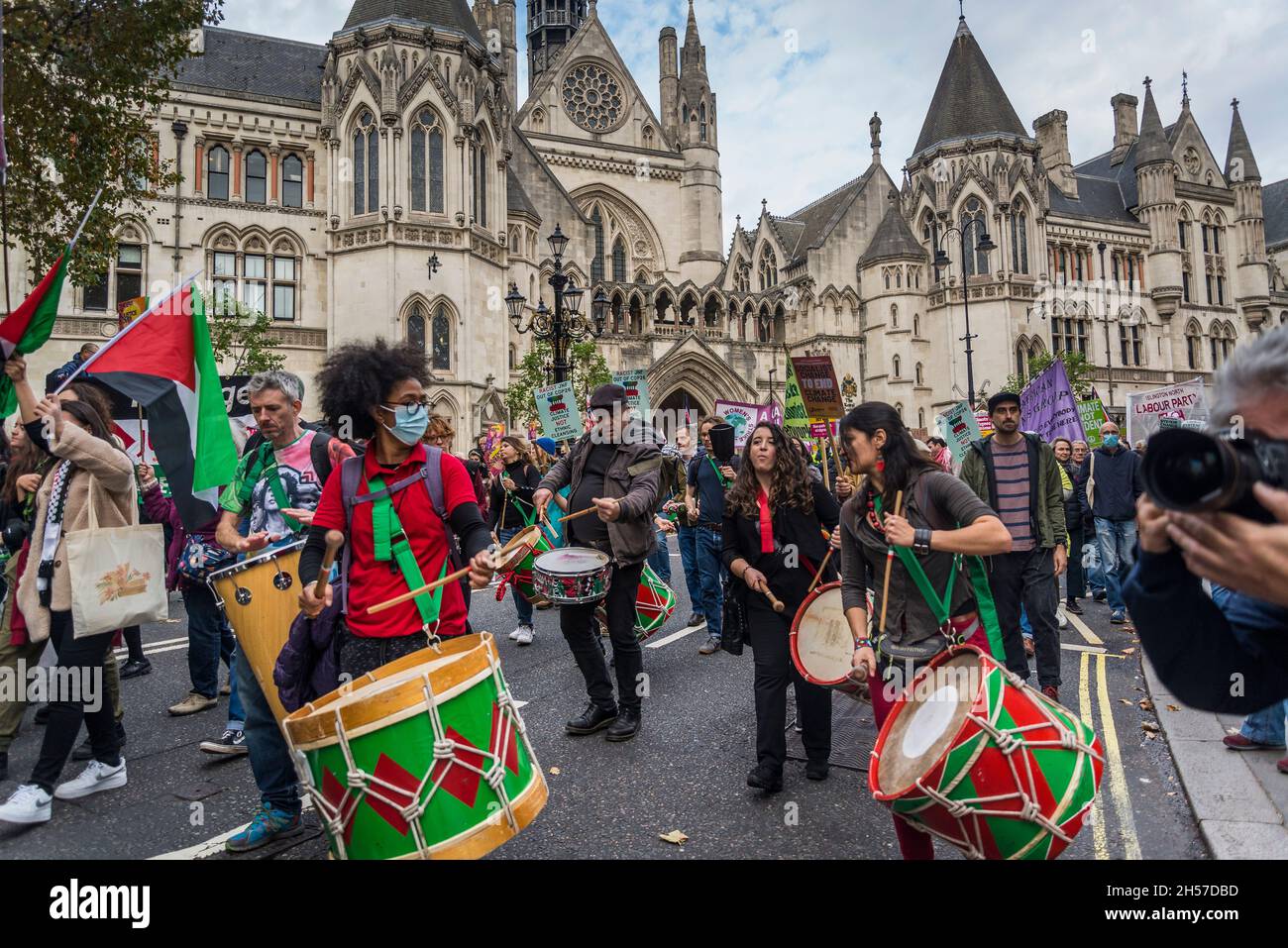 Batteristi brasiliani, manifestazione Global Day of Action for Climate Justice, Londra, Regno Unito. 6 novembre 2021 Foto Stock