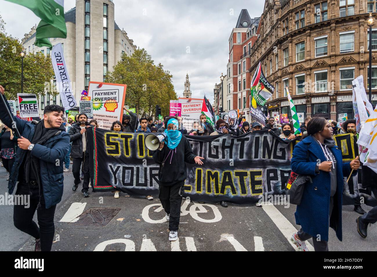 Ancora combattendo il colonialismo, il vostro clima profitti uccidere banner, Global Day of Action for Climate Justice dimostrazione, Londra, Regno Unito. 6 novembre 2021 Foto Stock